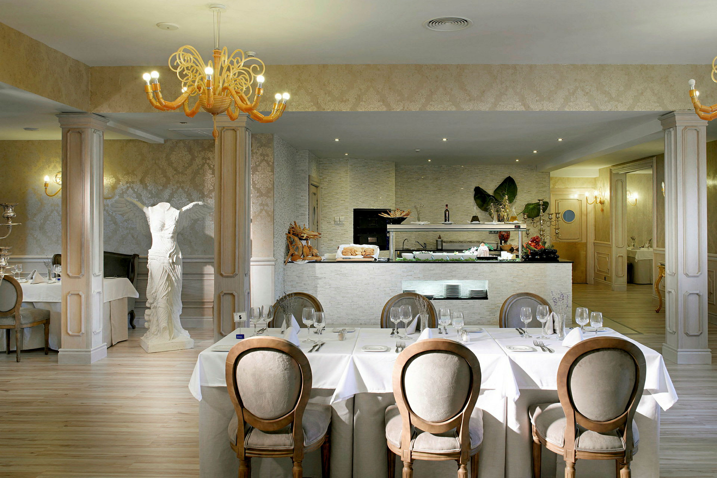 Billede af en elegant restaurantmiljø med smukt dækkede borde og en klassisk indretning. (AI-genereret tekst)