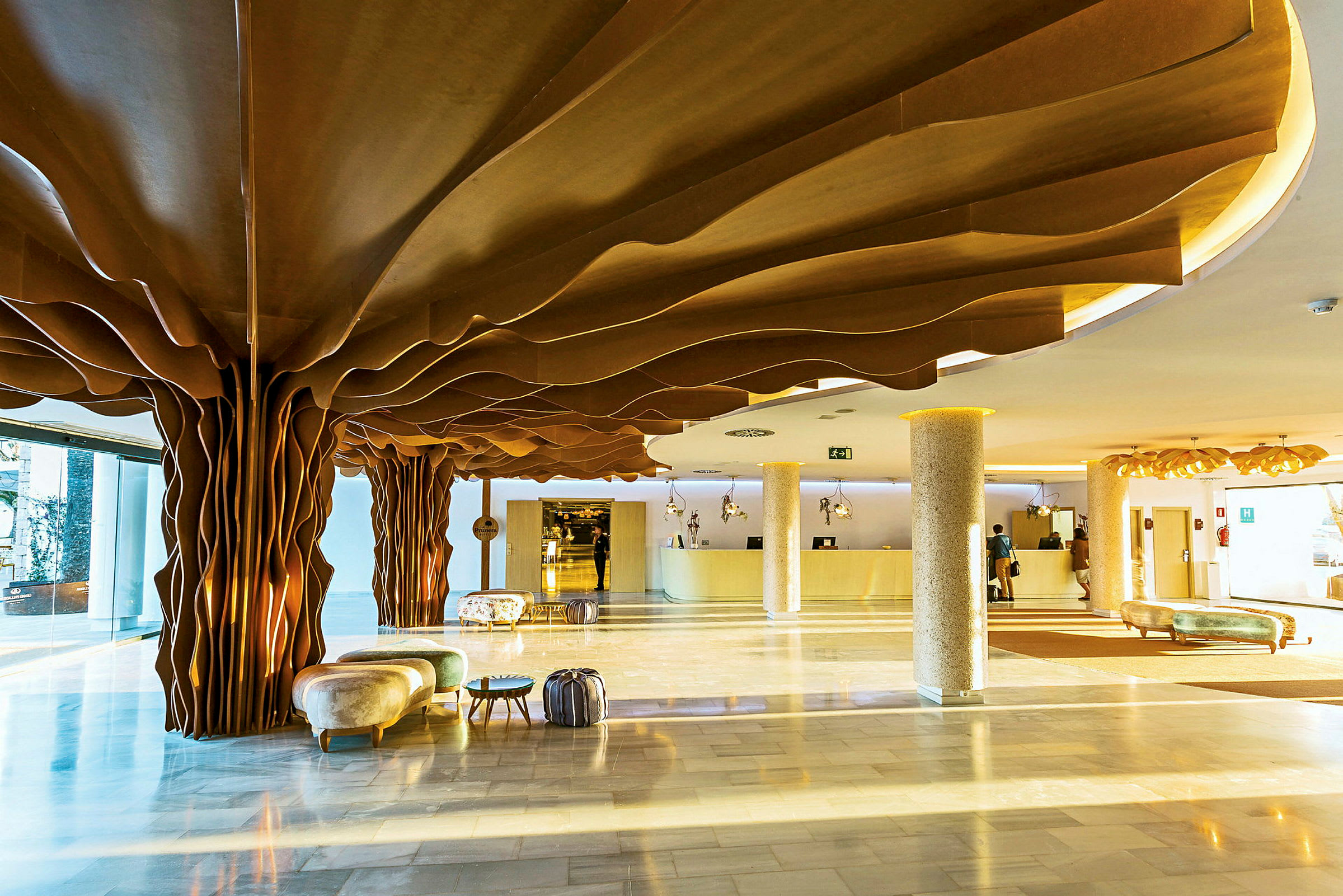 Lys hotelreception med unik bølget loftstruktur og siddepladser. (AI-genereret tekst)