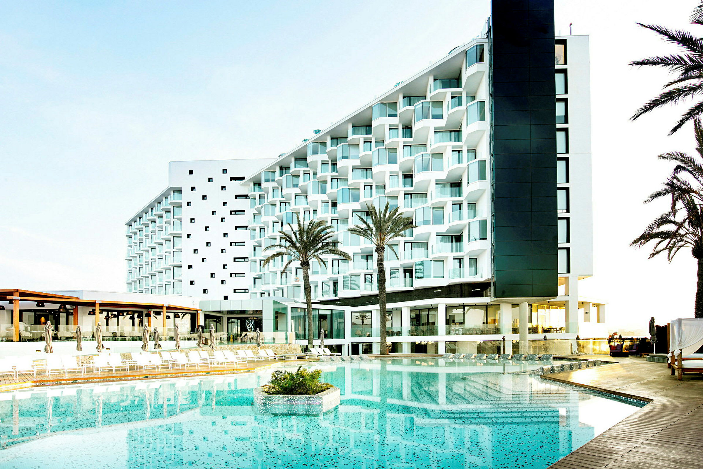 Hotel med pool og palmer. (AI-genereret tekst)