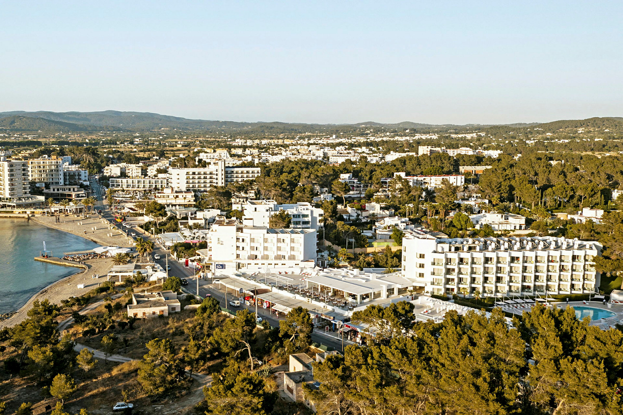 Udsigt over en ferieby med hotelbygninger og strande ved havet. (AI-genereret tekst)