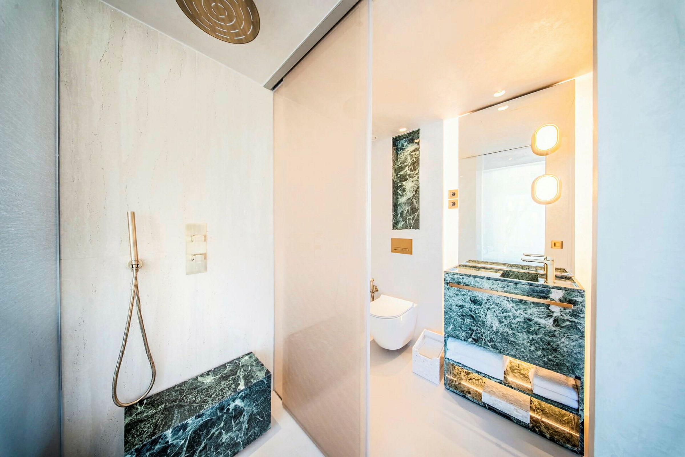 Et moderne badeværelse med bruser, toilet og håndvask med marmorfærdiggørelse. (AI-genereret tekst)
