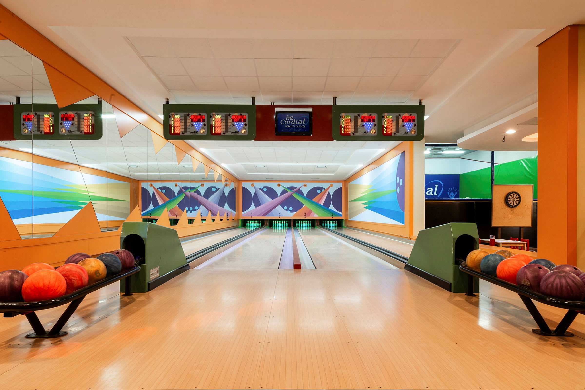 En bowlinghal med to bowlingbaner og bowlingkugler på stativer. (AI-genereret tekst)