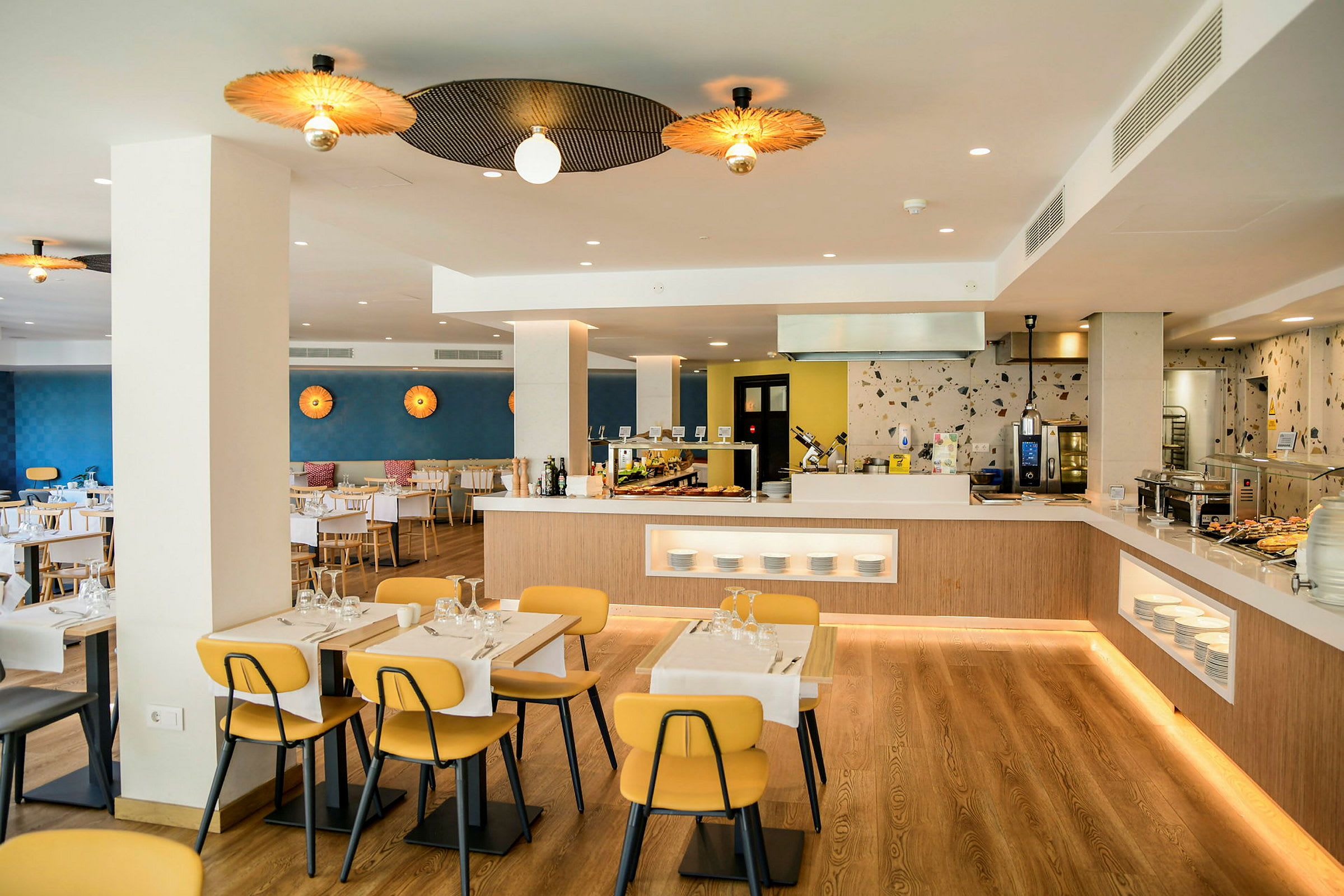 En moderne restaurant med siddepladser og buffetområde. (AI-genereret tekst)