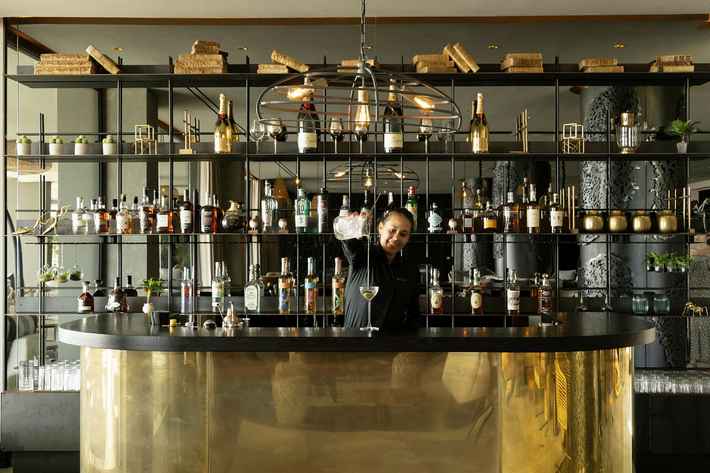 En elegant bar med forskellige flasker og glas på hylder. (AI-genereret tekst)