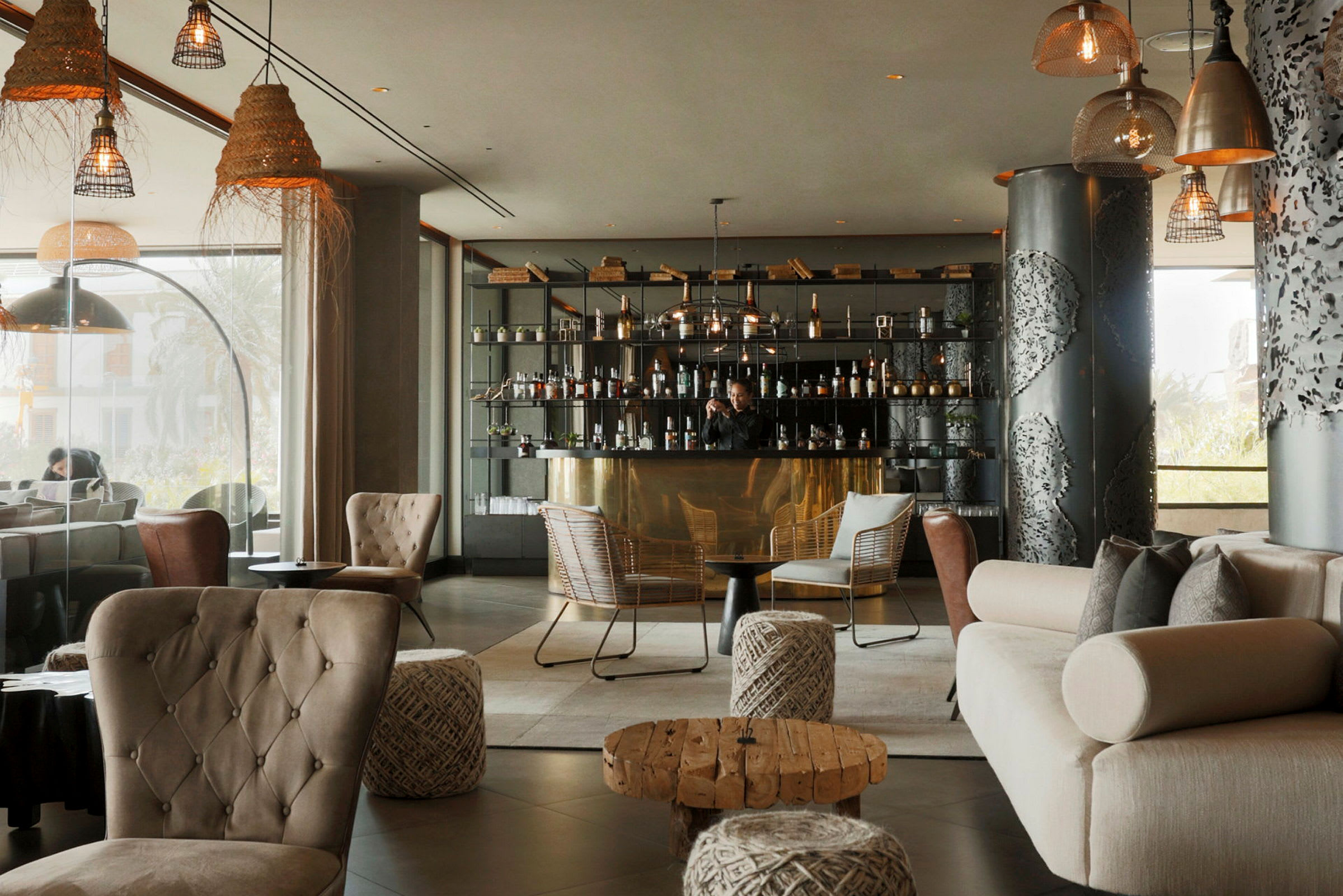 En stilfuld hotellounge med elegant indretning, siddegrupper og en veludstyret bar. (AI-genereret tekst)