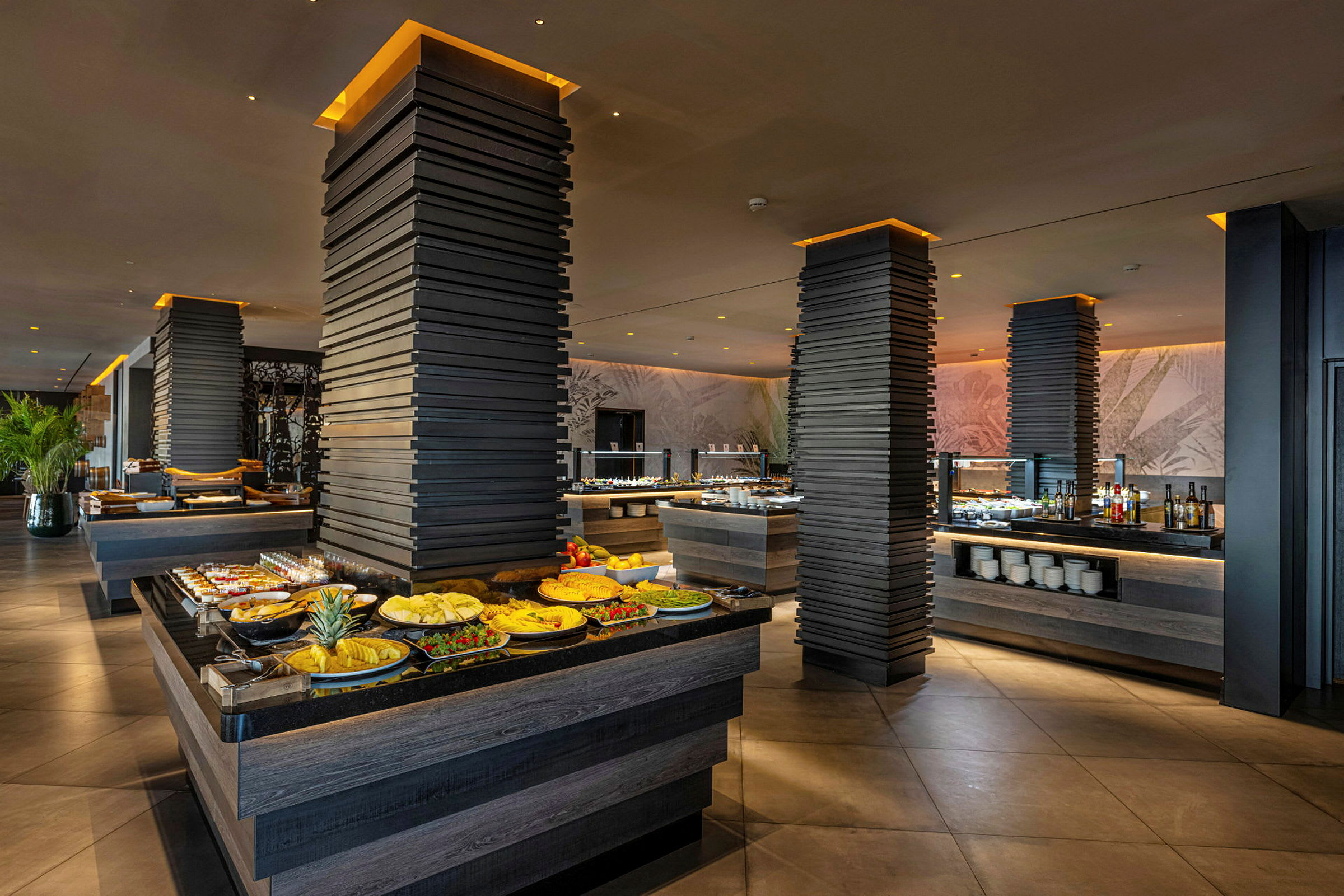 En restaurant med en buffet, der serverer forskellige retter på borde. (AI-genereret tekst)