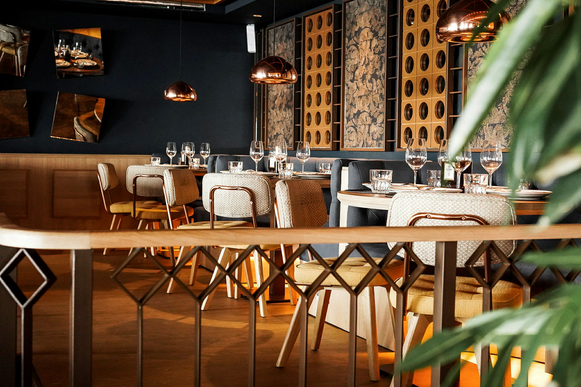 En stilfuld restaurant med dækkede borde og elegante interiørdetaljer. (AI-genereret tekst)