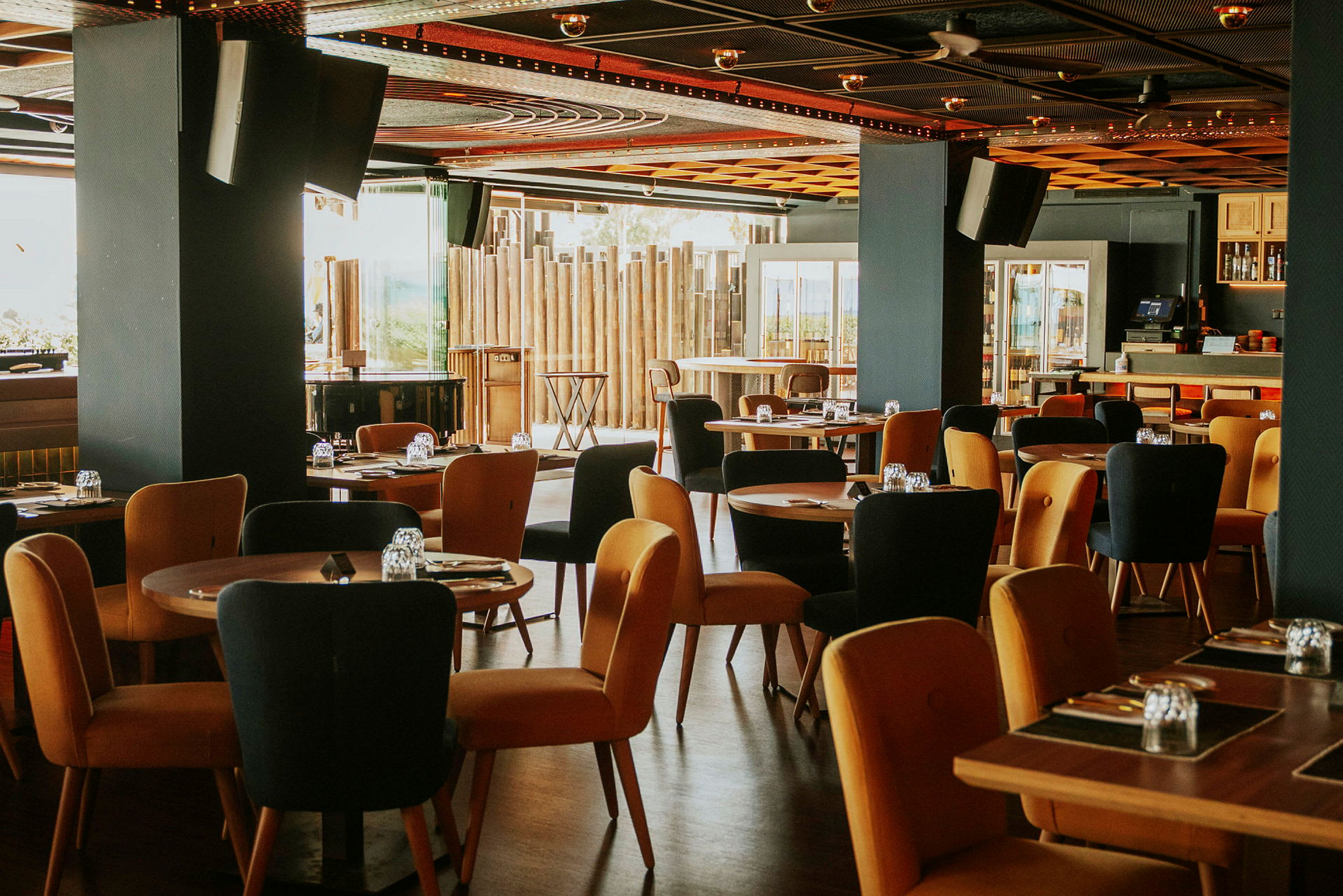 Restaurant med borde og stole i en moderne indretning. (AI-genereret tekst)