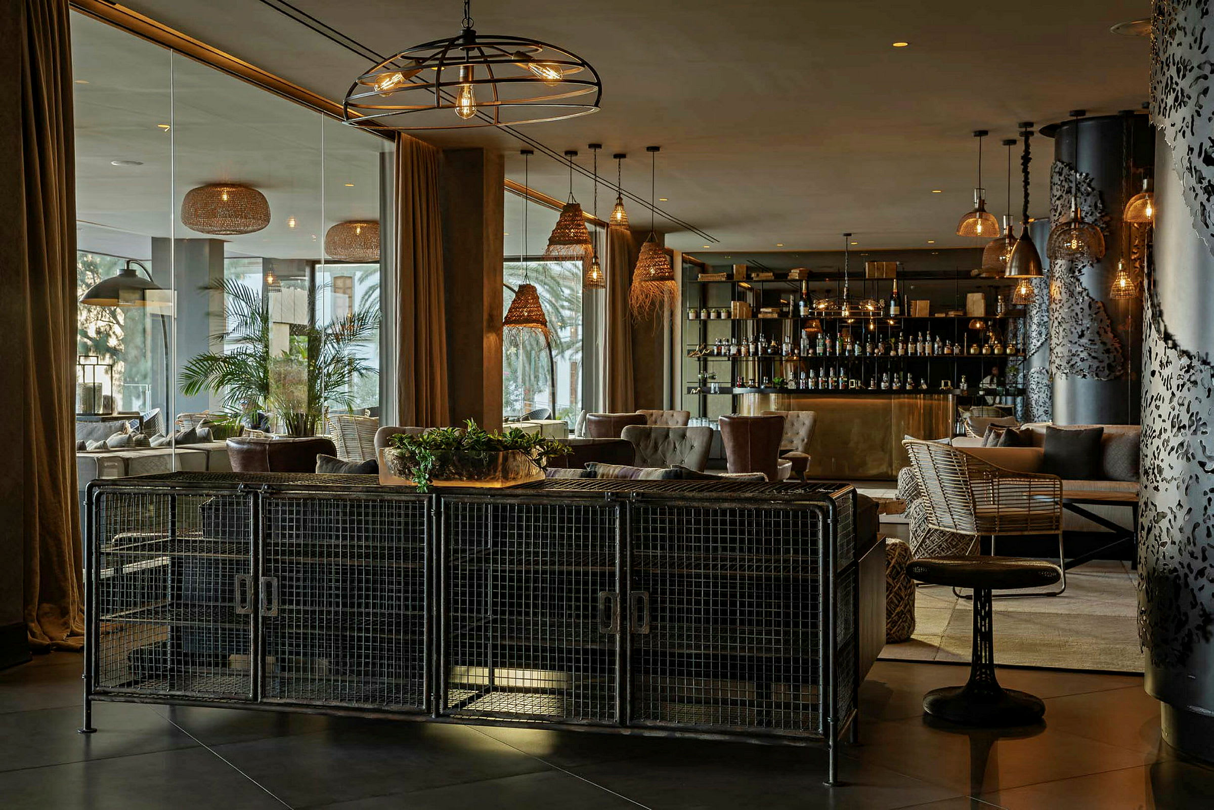 En stilfuld restaurant eller lounge med elegant interiør og behagelige siddemøbler. Baren kan ses i baggrunden. (AI-genereret tekst)