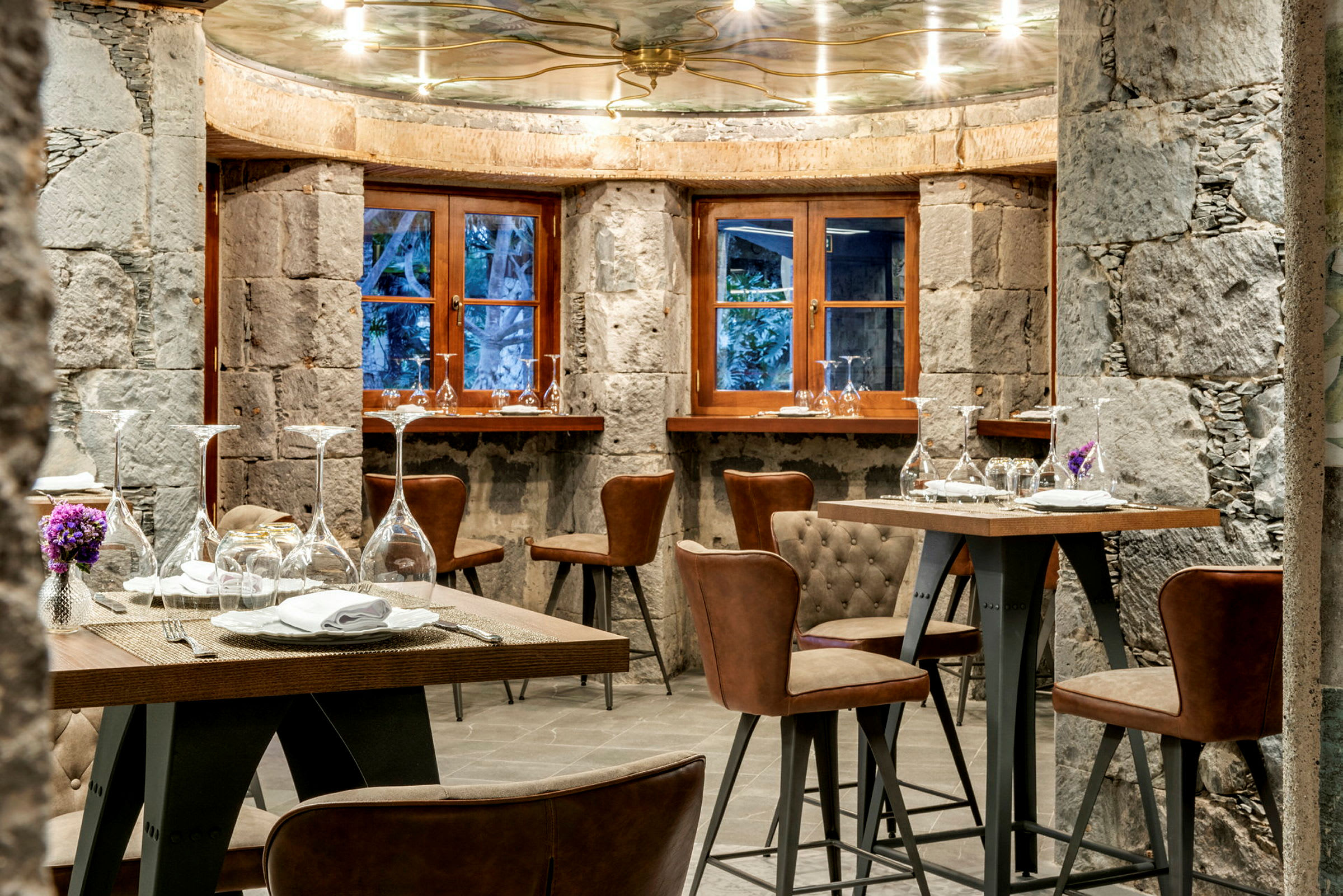 Restaurant med borde og stole i rustikt miljø. (AI-genereret tekst)