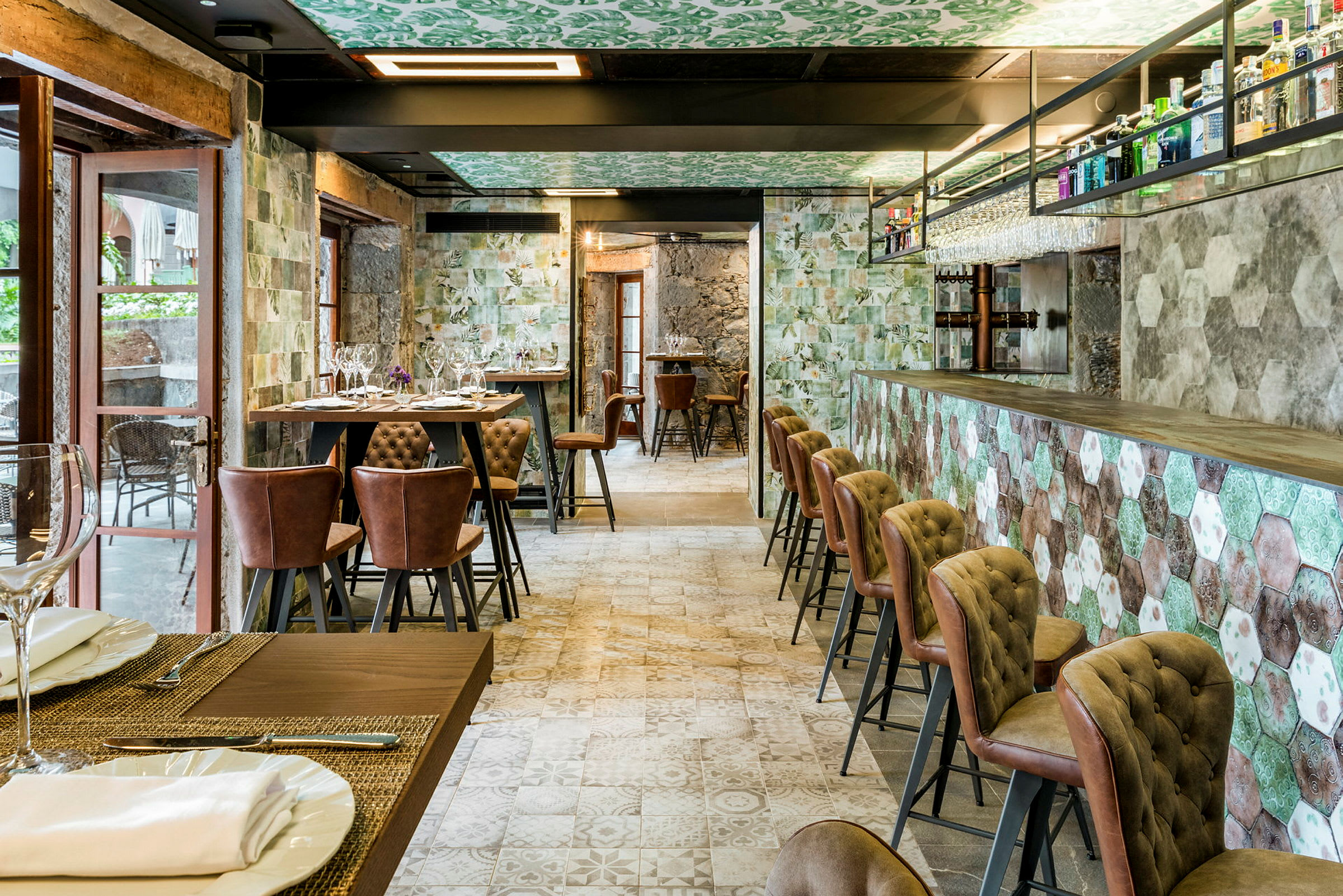 En moderne restaurant med stilfulde møbler. (AI-genereret tekst)