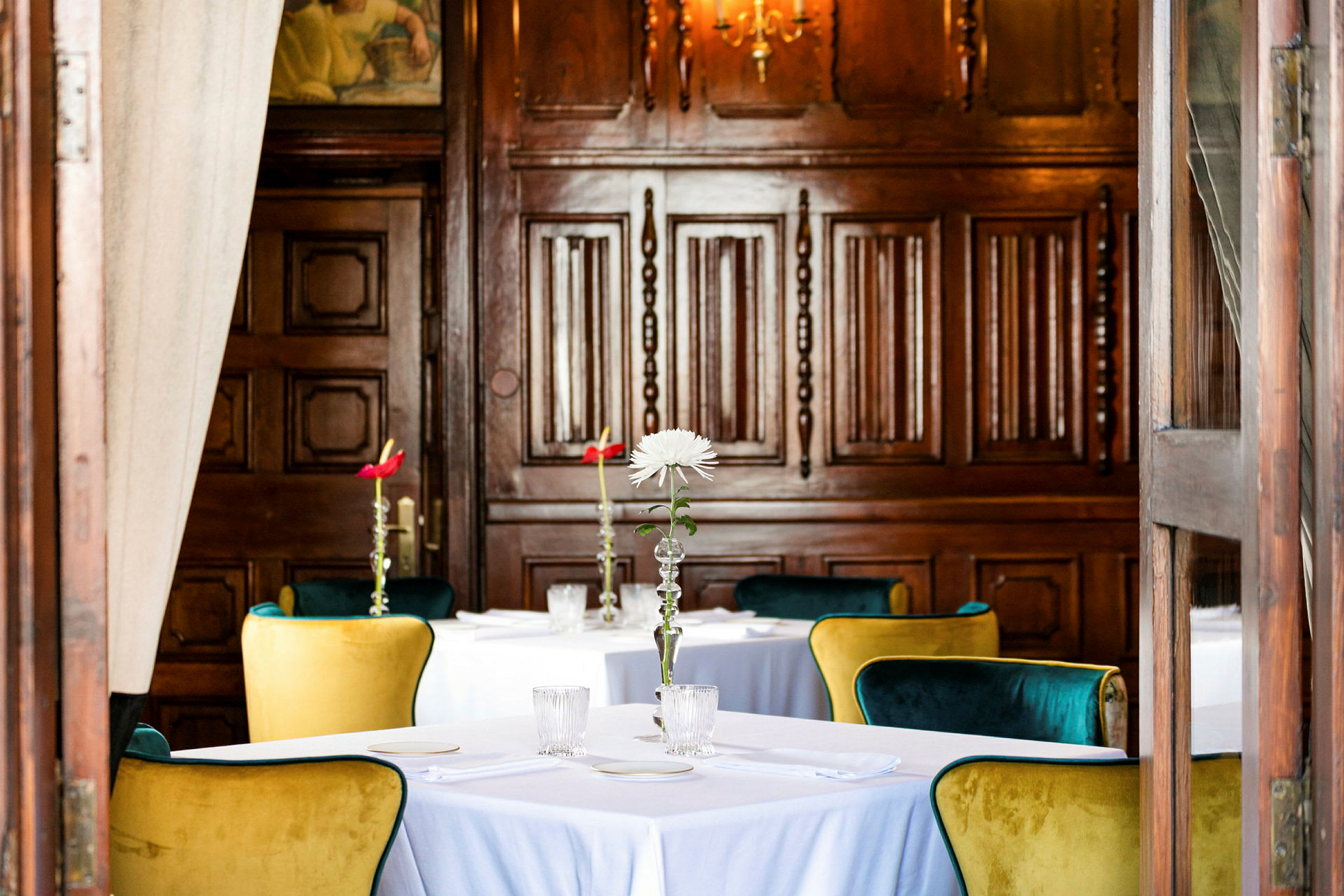 Elegant restaurant med dækkede borde og trædetaljer. (AI-genereret tekst)