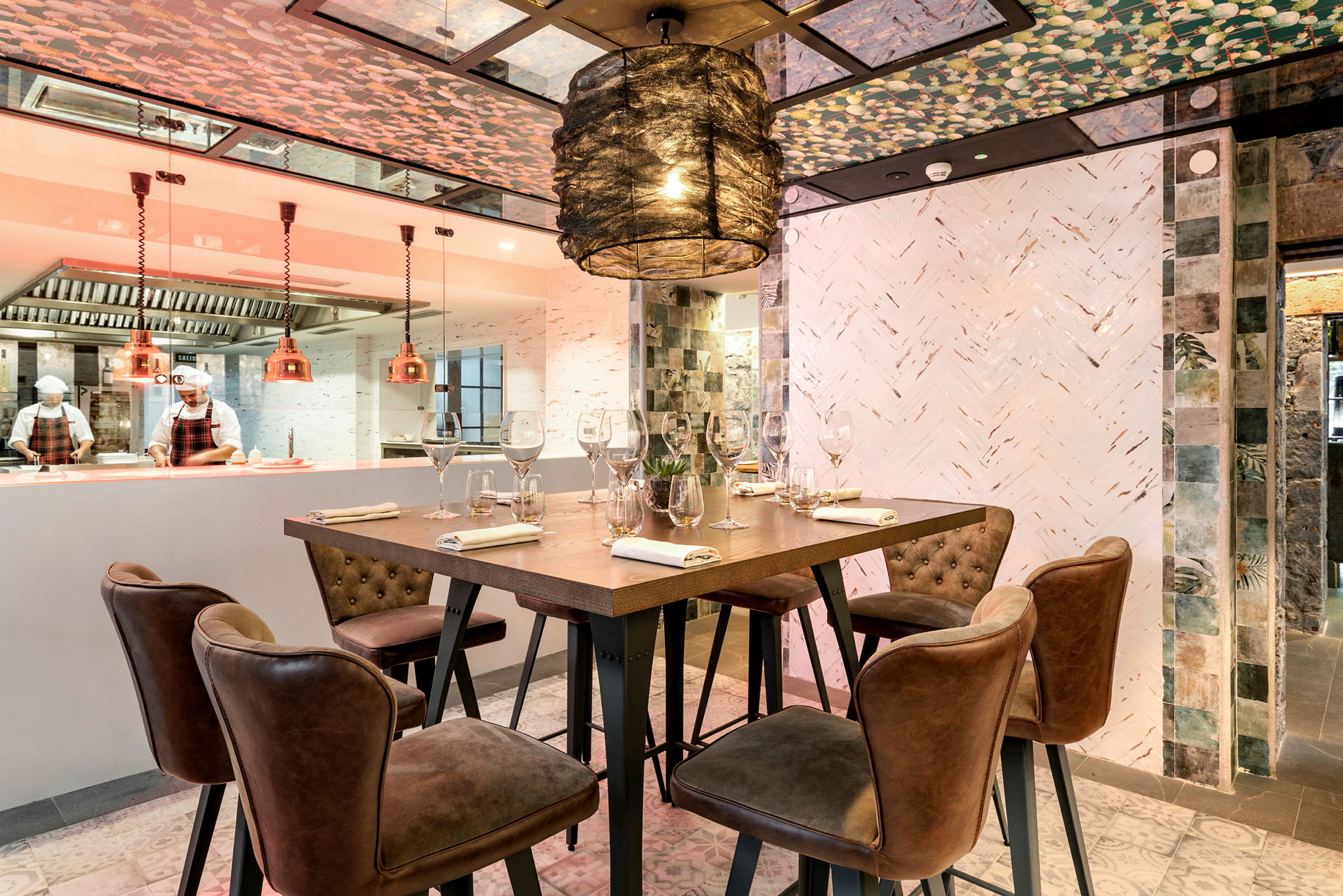 Designrestaurant med åbent køkken og elegant bordmøblement. (AI-genereret tekst)