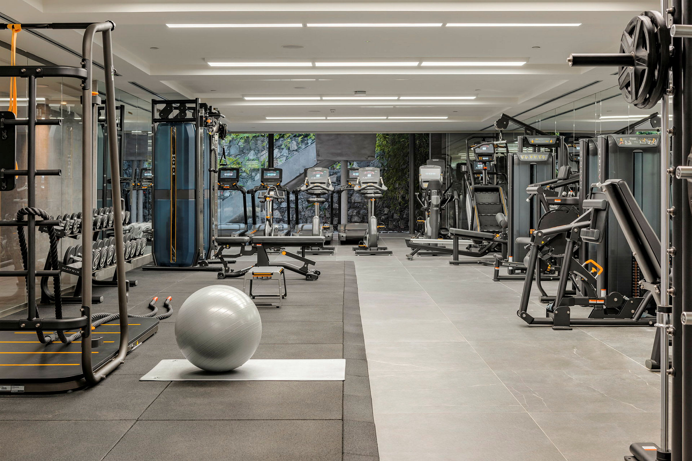Fitnesscenter med træningsmaskiner og udstyr. (AI-genereret tekst)