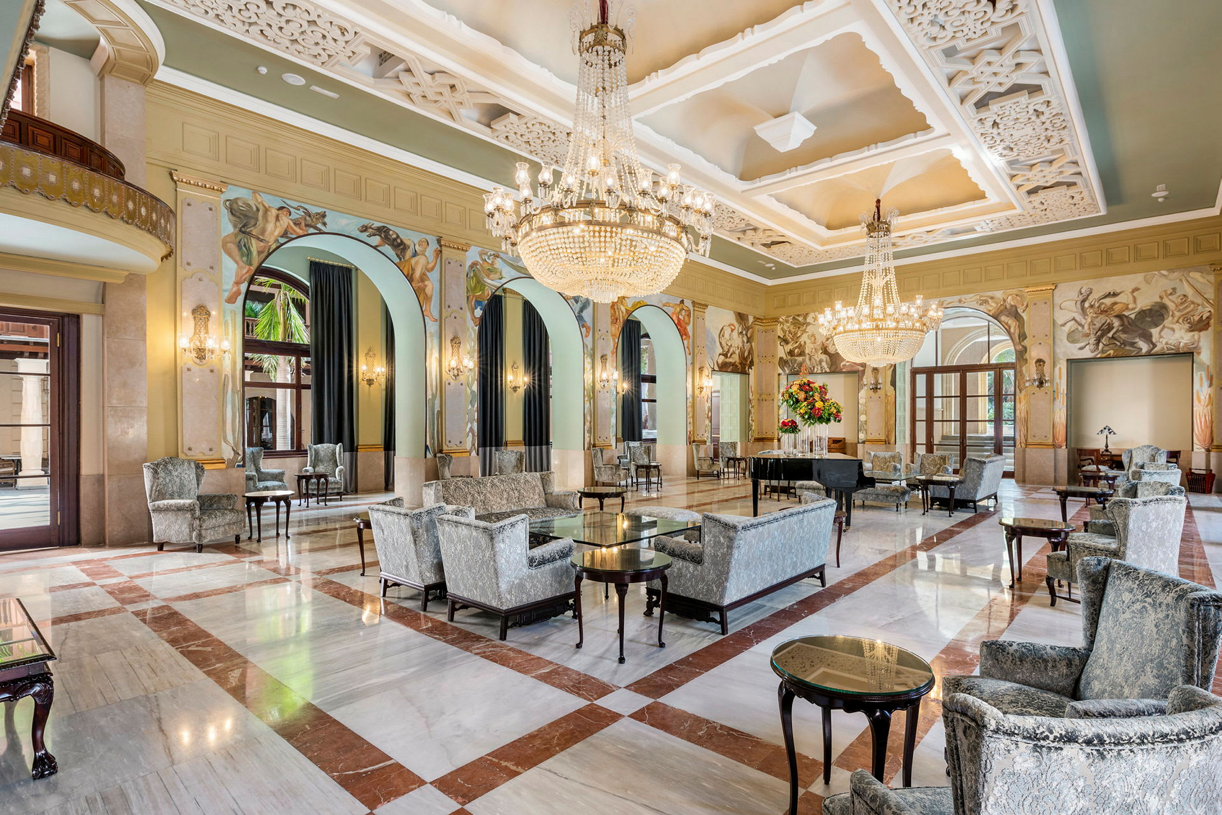 Et smukt hotel med elegant lobby, siddepladser og lysekroner. (AI-genereret tekst)