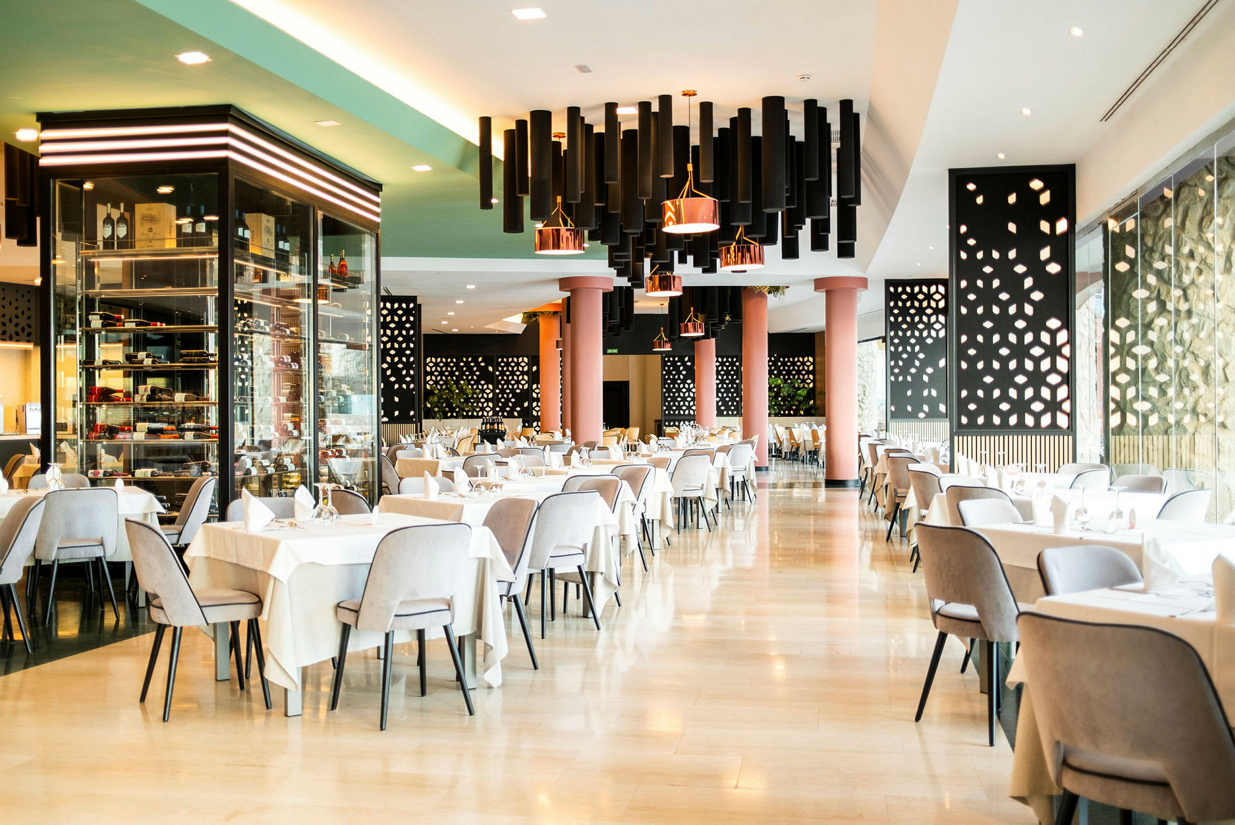 Elegant hotelrestaurant med dækkede borde og moderne indretning. (AI-genereret tekst)