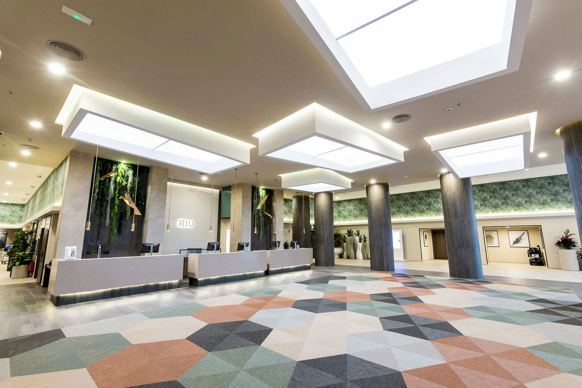 Hotellets reception med moderne og stilfuld indretning. (AI-genereret tekst)