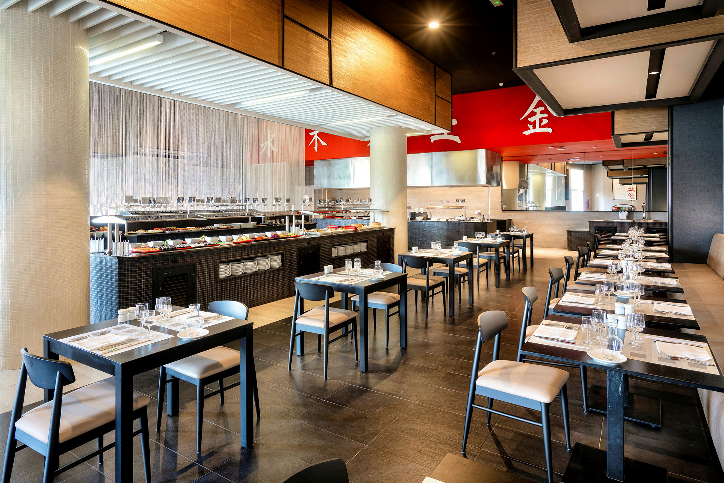 Et billede af en moderne restaurant med dækkede borde og en buffet. (AI-genereret tekst)