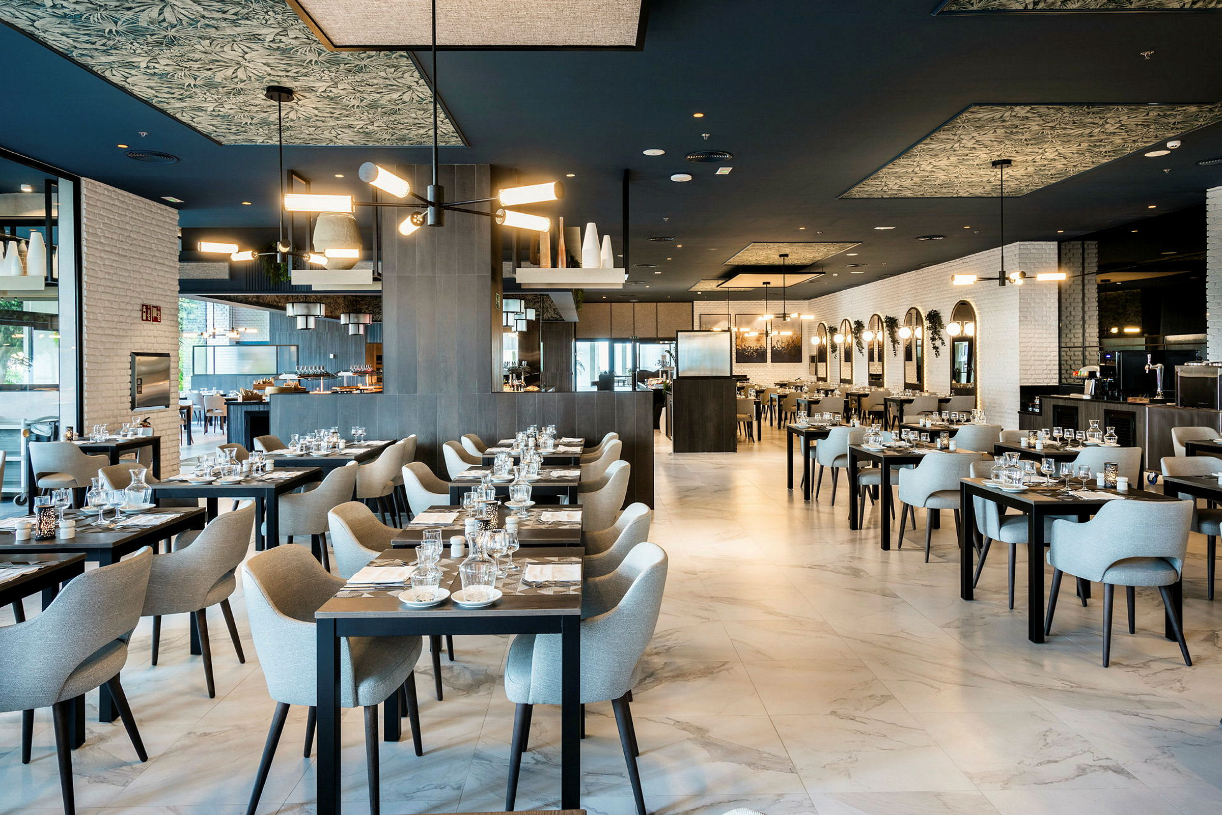 Moderne restaurant med dækkede borde og komfortable siddepladser. (AI-genereret tekst)