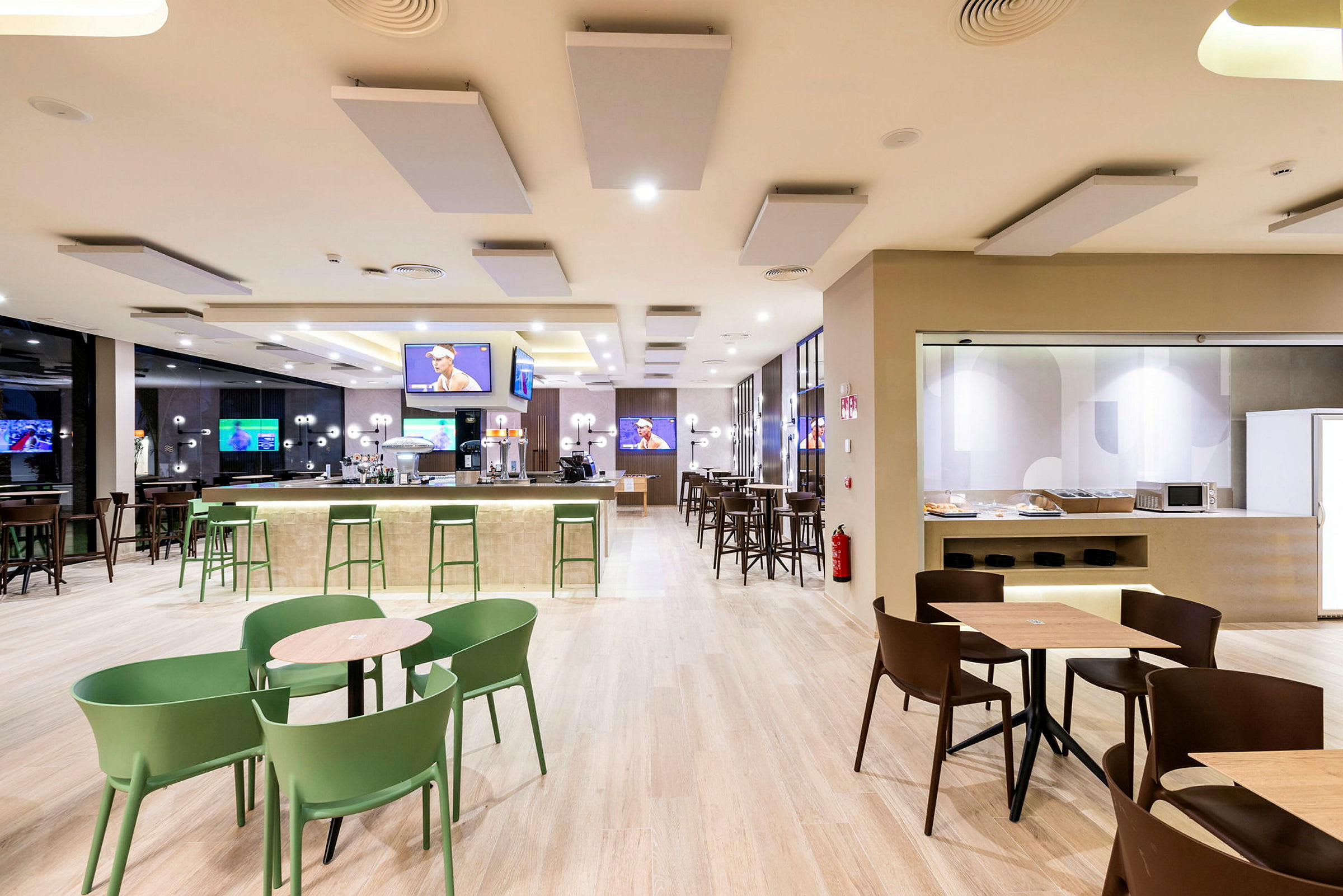 Moderne restaurant med siddepladser og bar. (AI-genereret tekst)