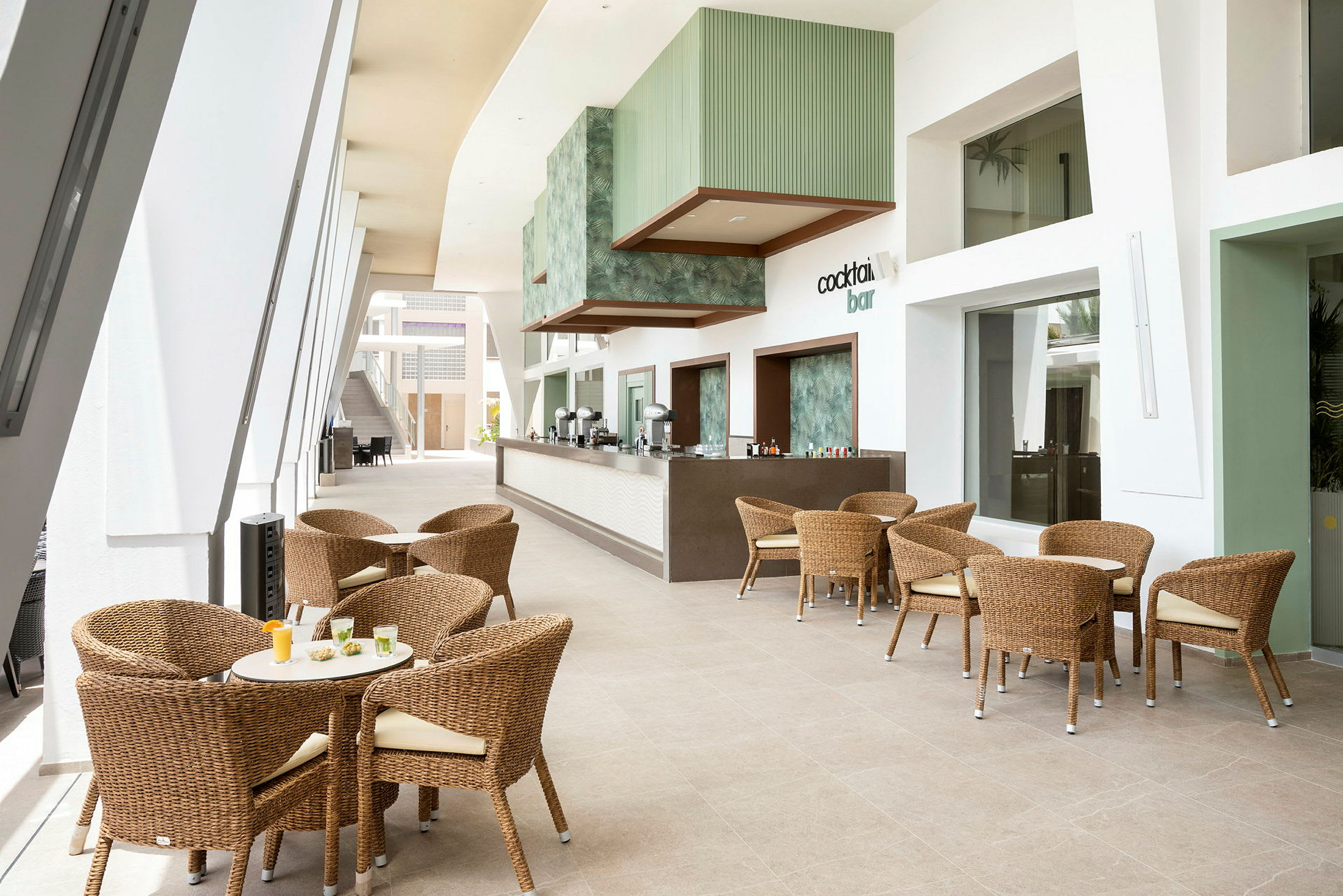 Cocktailbar med sidemøbler i moderne design. (AI-genereret tekst)