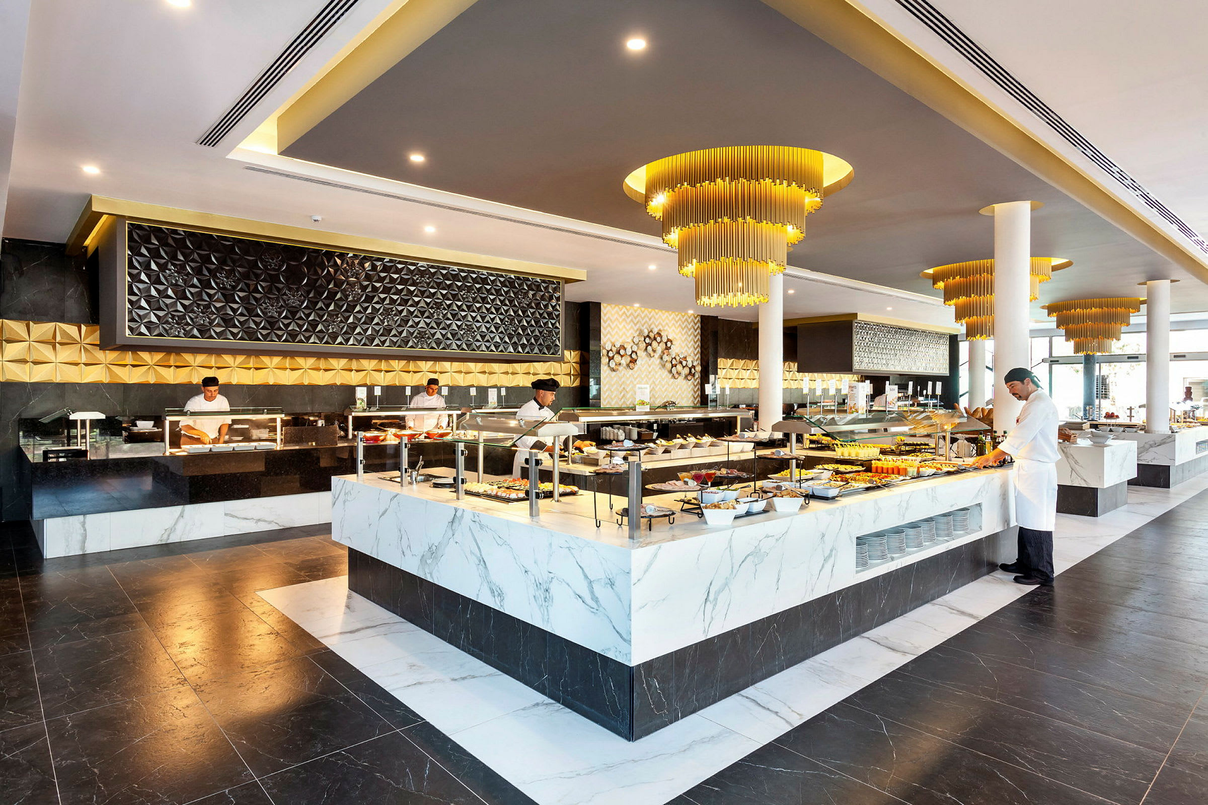 En stor spisesal med moderne indretning og en buffet fuld af mad. (AI-genereret tekst)