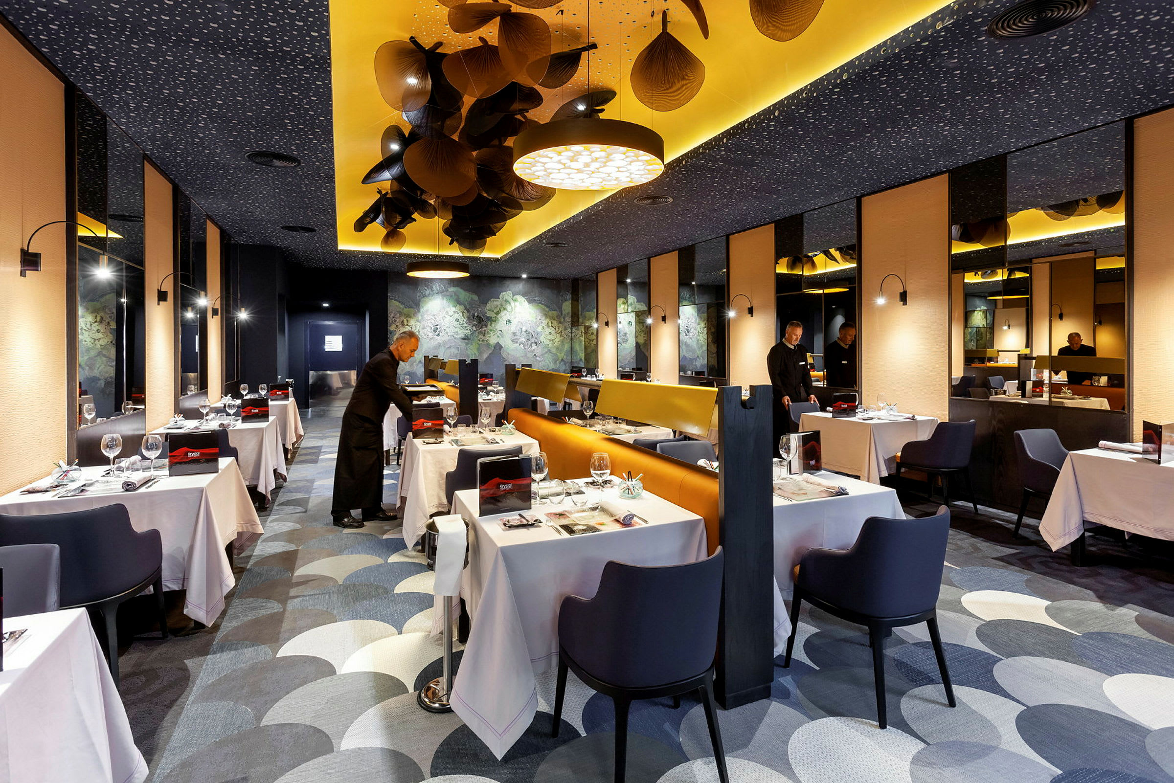 En elegant restaurantinteriør med dækkede borde og moderne indretningsdetaljer. (AI-genereret tekst)
