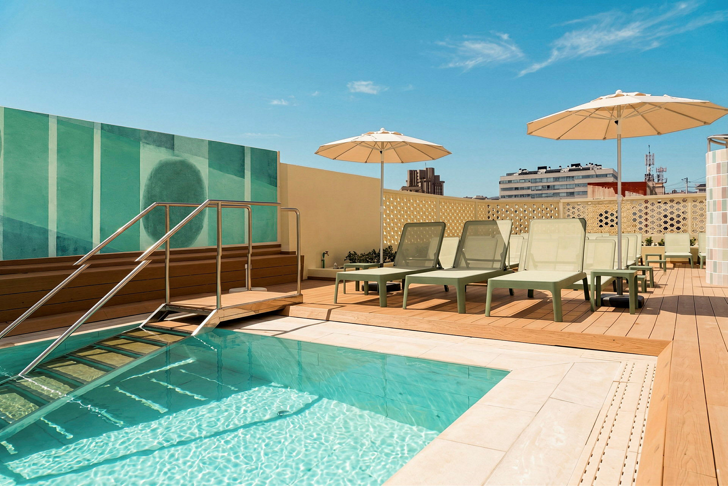 En tagterrasse med pool, liggestole og parasoller. (AI-genereret tekst)
