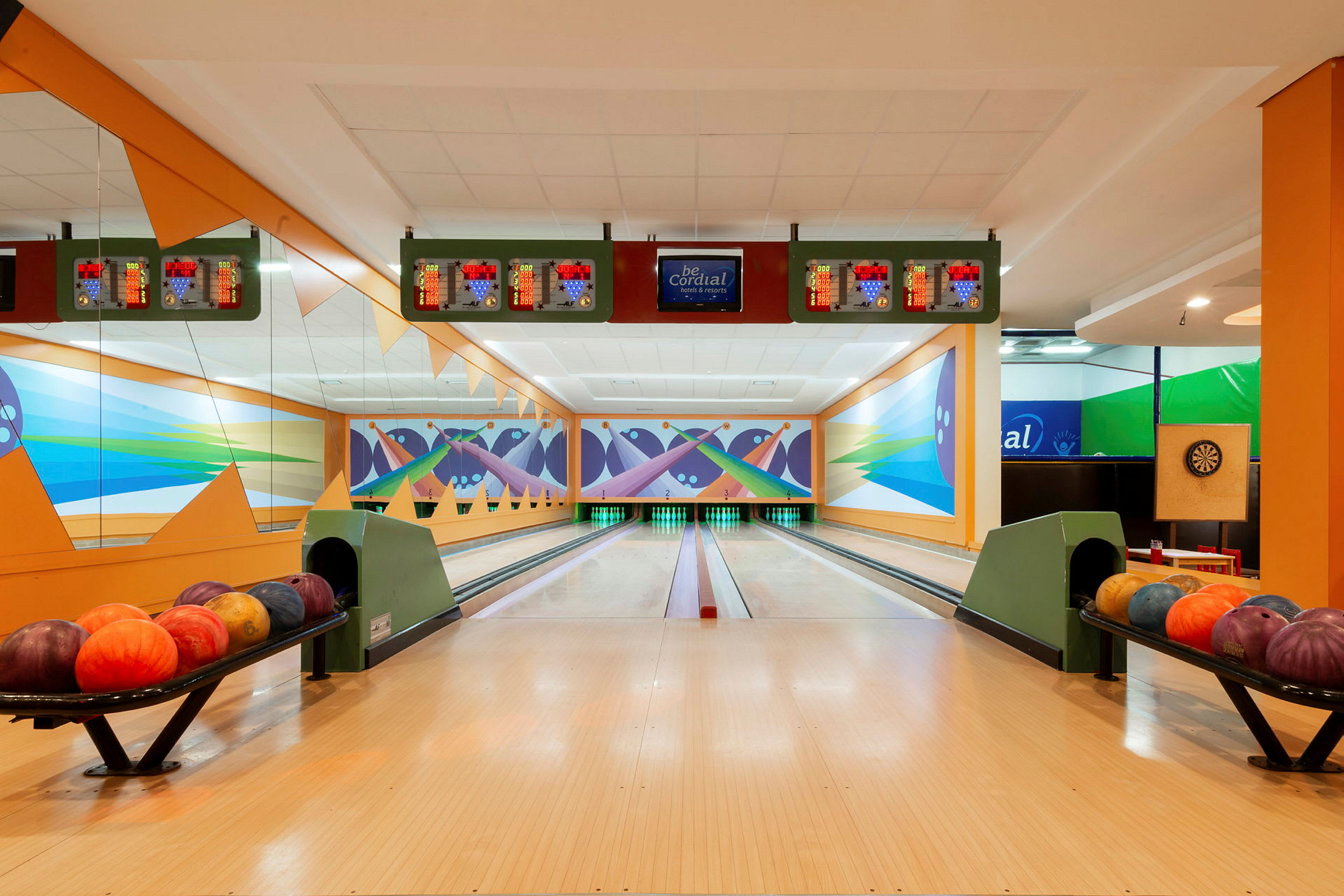 Interiør af en bowlinghal med bowlingkugler og to bowlingbaner. (AI-genereret tekst)
