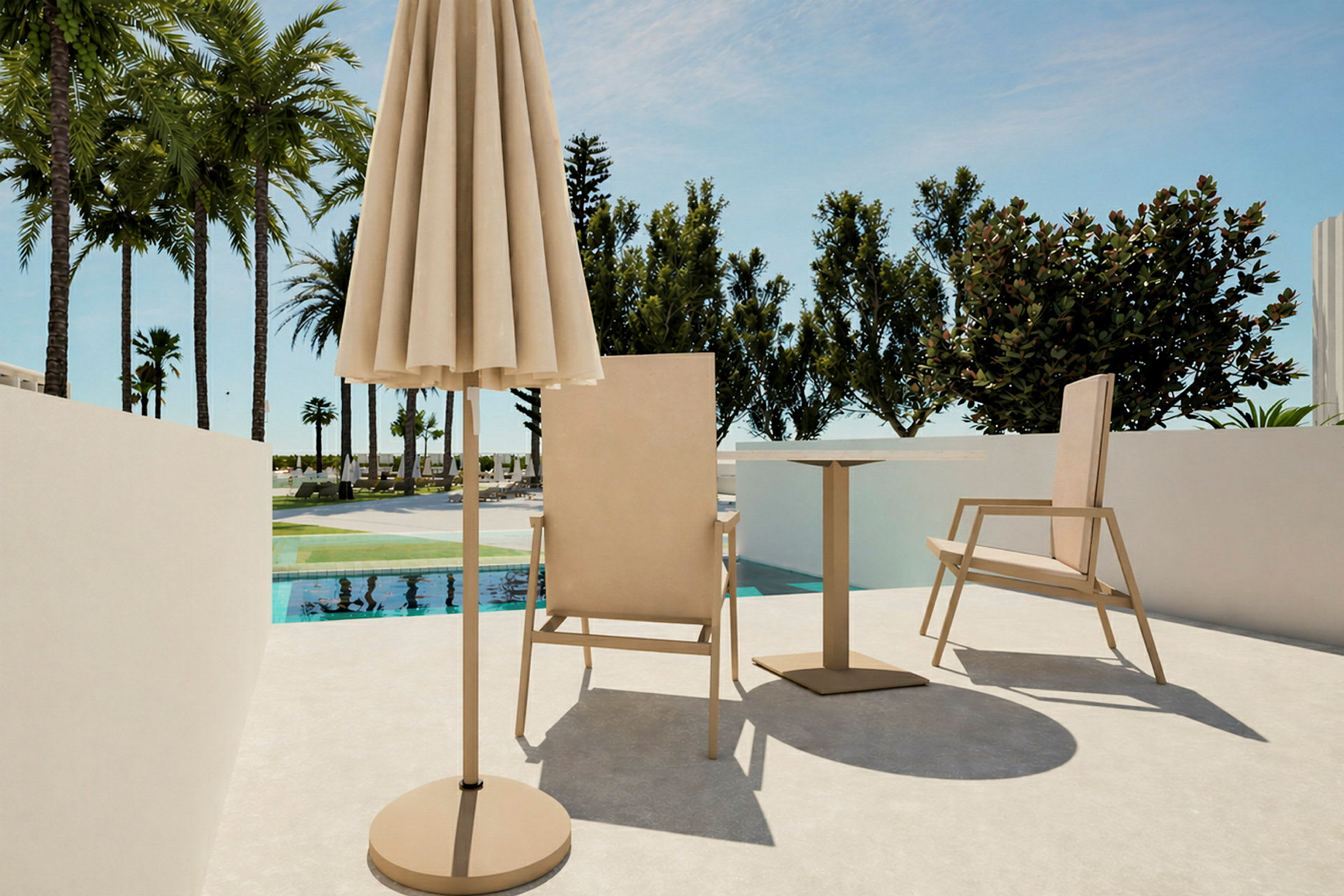 Et udemiljø med to stole, et bord og en parasol på en solrig terrasse ved en pool. (AI-genereret tekst)