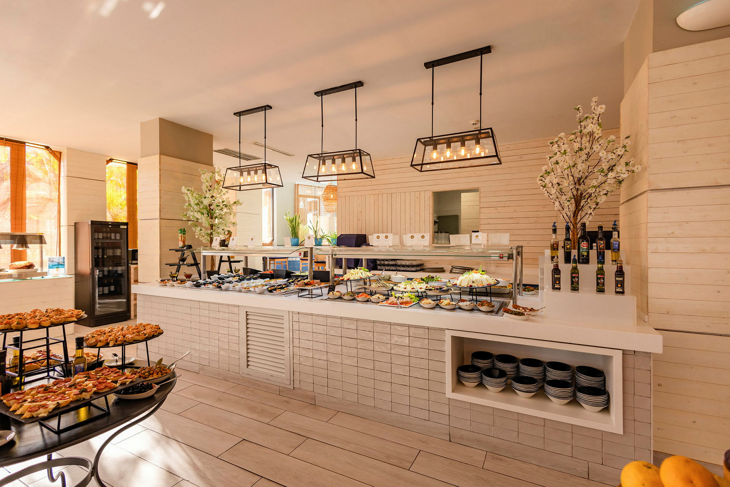 Billede af en restaurantbuffet med forskellige retter og dekorationer. (AI-genereret tekst)