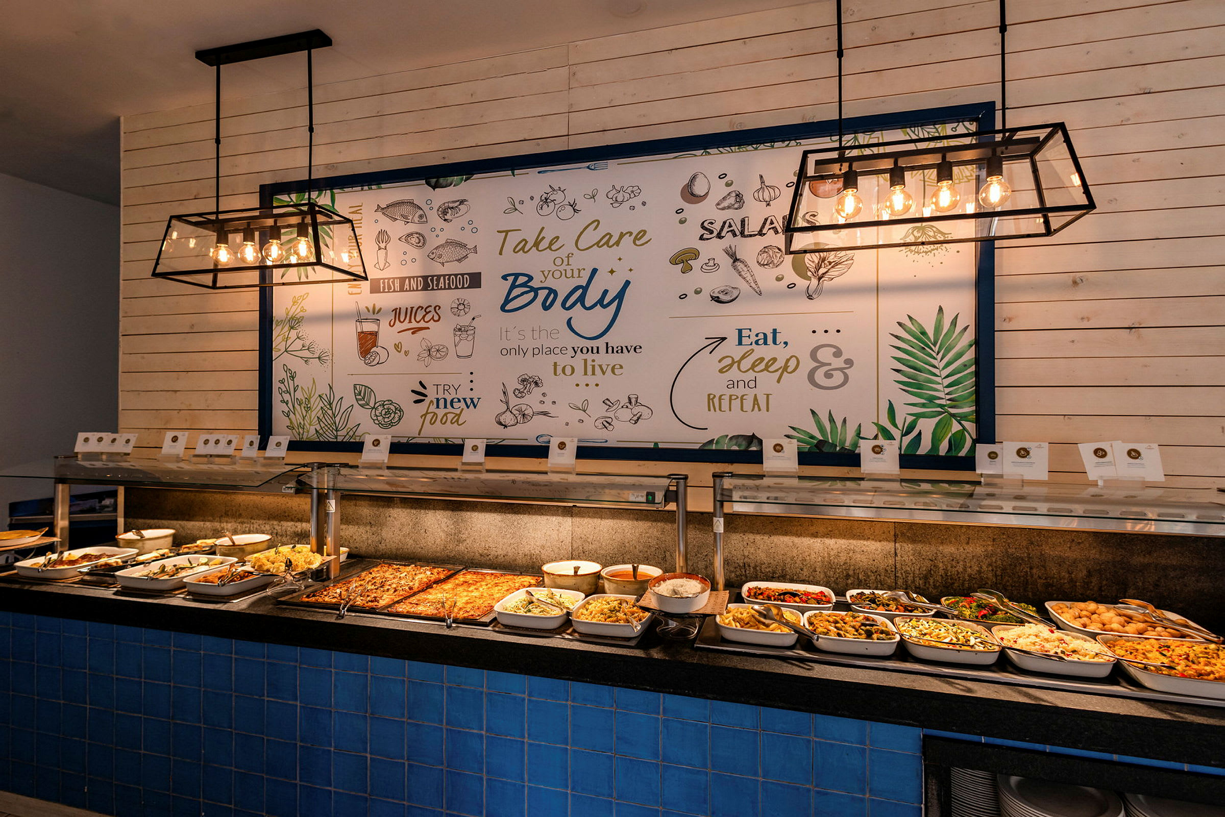 Buffet med forskellige retter og vægdekoration. (AI-genereret tekst)