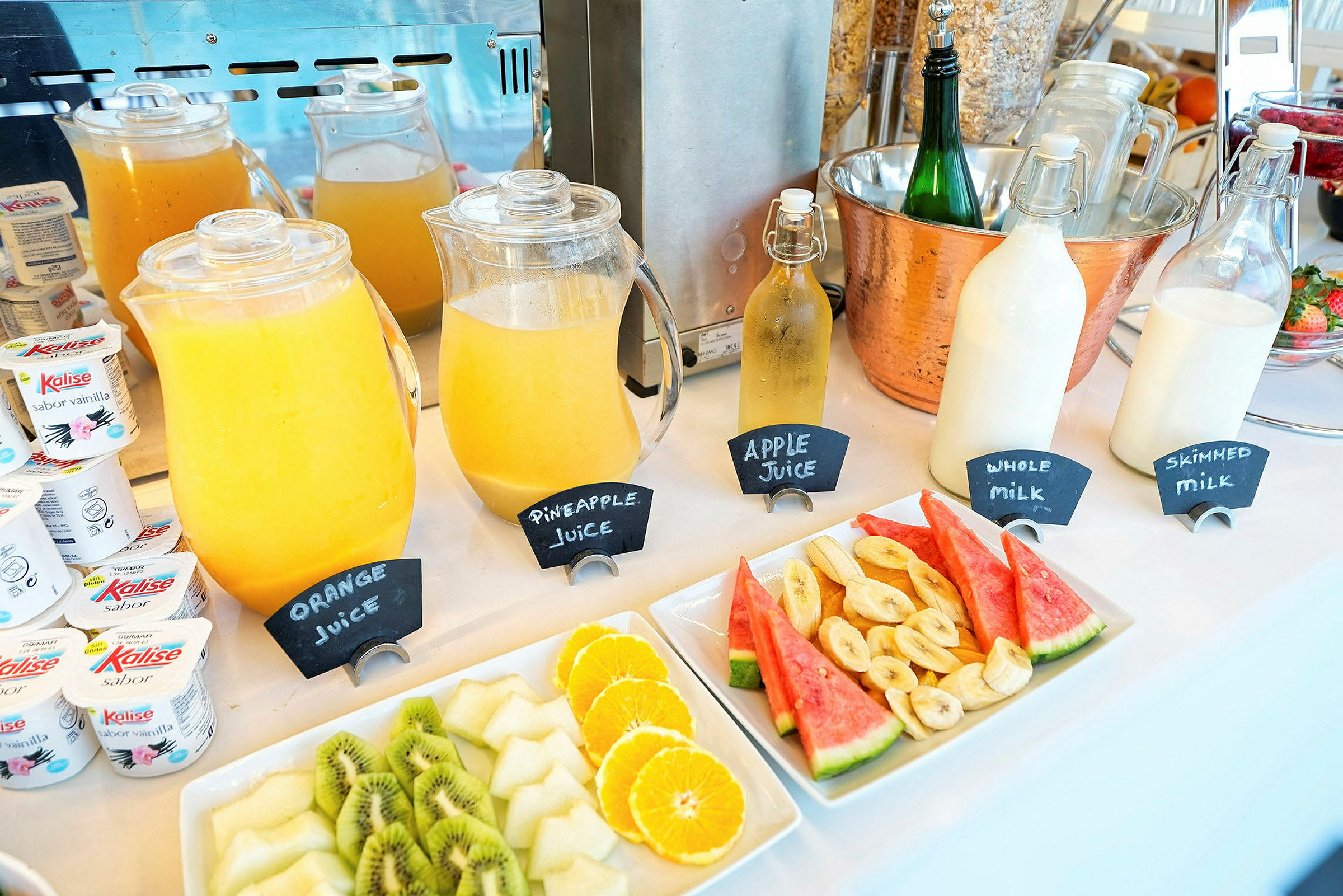Morgenmadsbuffet med drikkevarer og frisk frugt. (AI-genereret tekst)