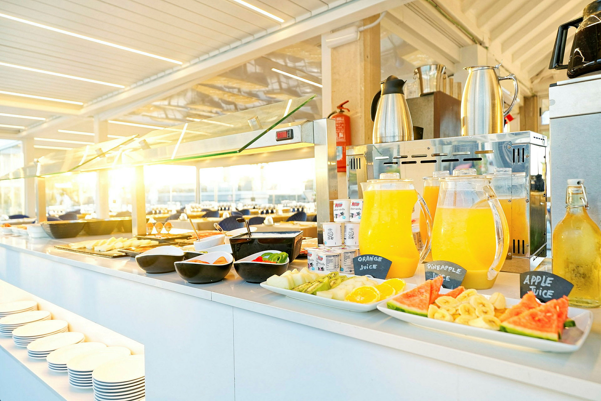 Frugt og juice anrettet på en buffet. (AI-genereret tekst)