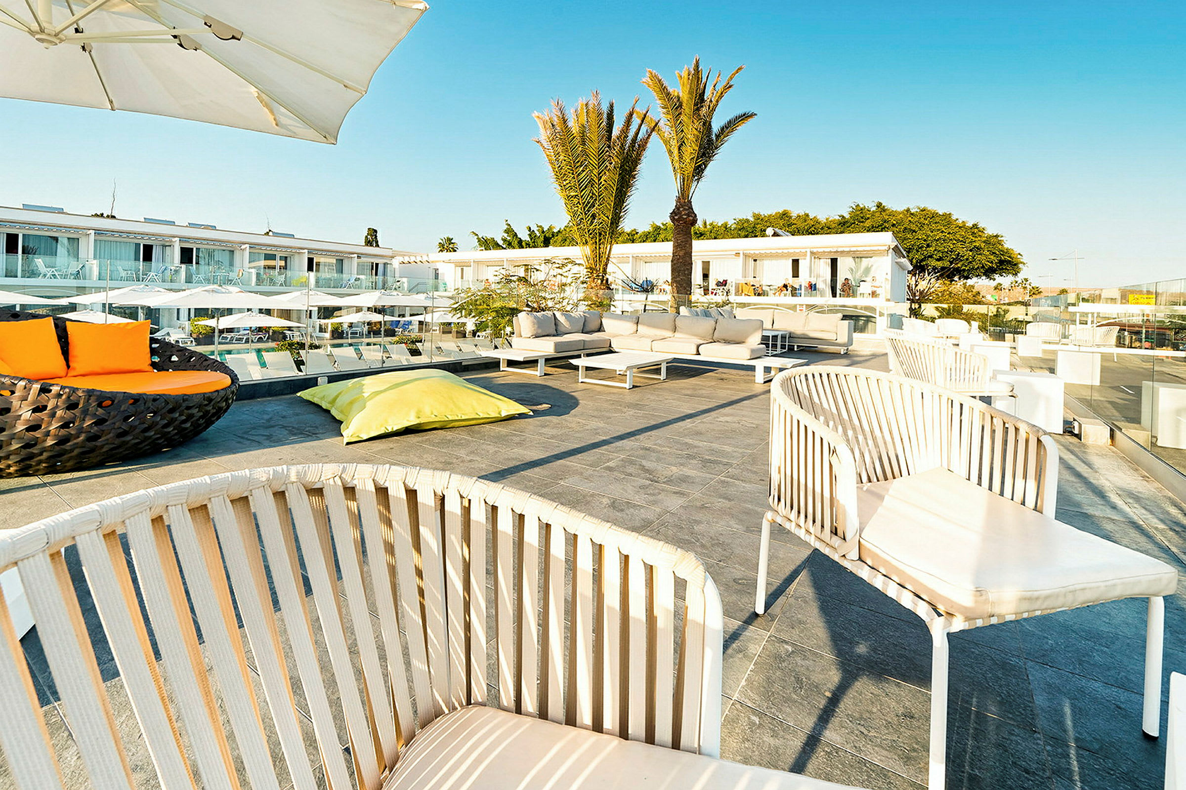 Åben terrasse med moderne siddepladser. (AI-genereret tekst)