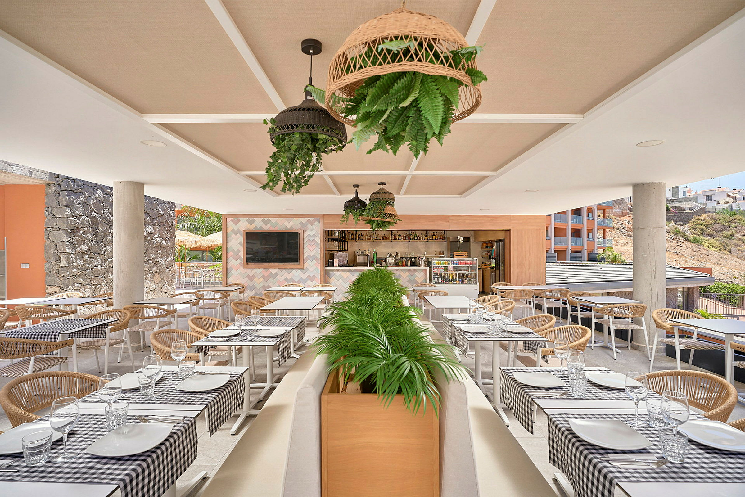 Udendørsrestaurant med dækkede borde og dekorerede planter. (AI-genereret tekst)