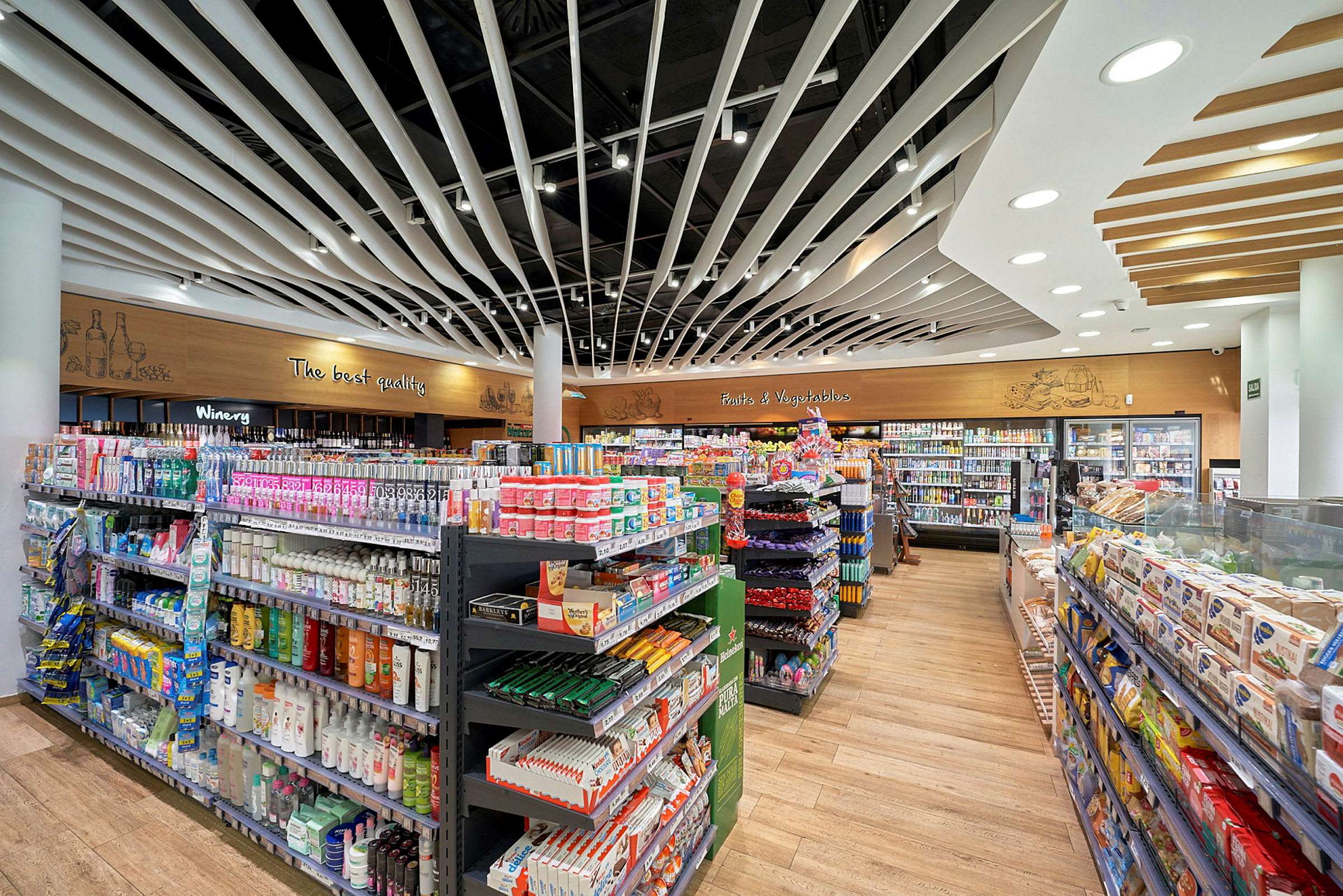 En moderne dagligvarebutik med velorganiserede hylder fyldt med diverse produkter. (AI-genereret tekst)