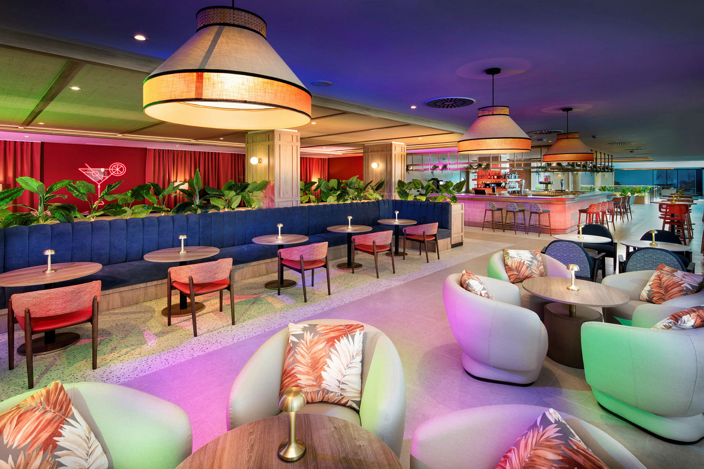 En moderne restaurant med farverige siddepladser og bar. (AI-genereret tekst)