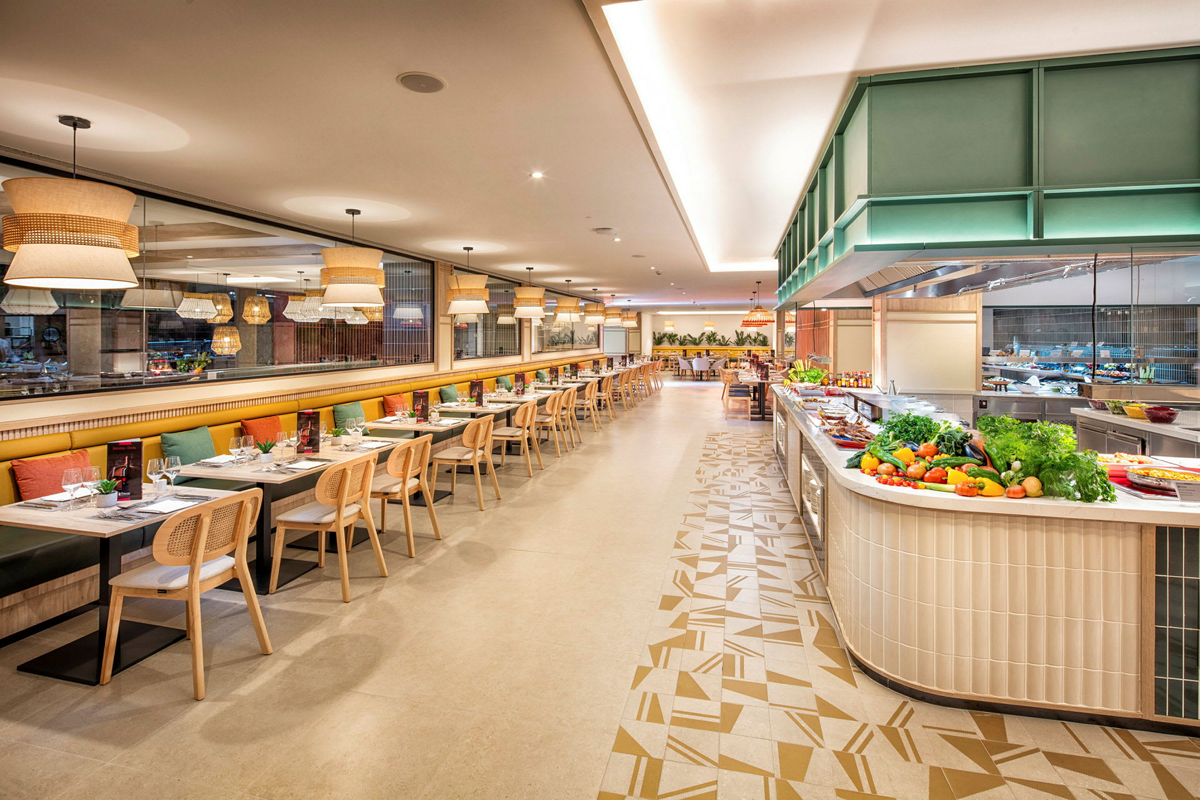 Interiør af en restaurant med spiseborde og en buffet med friske grøntsager. (AI-genereret tekst)