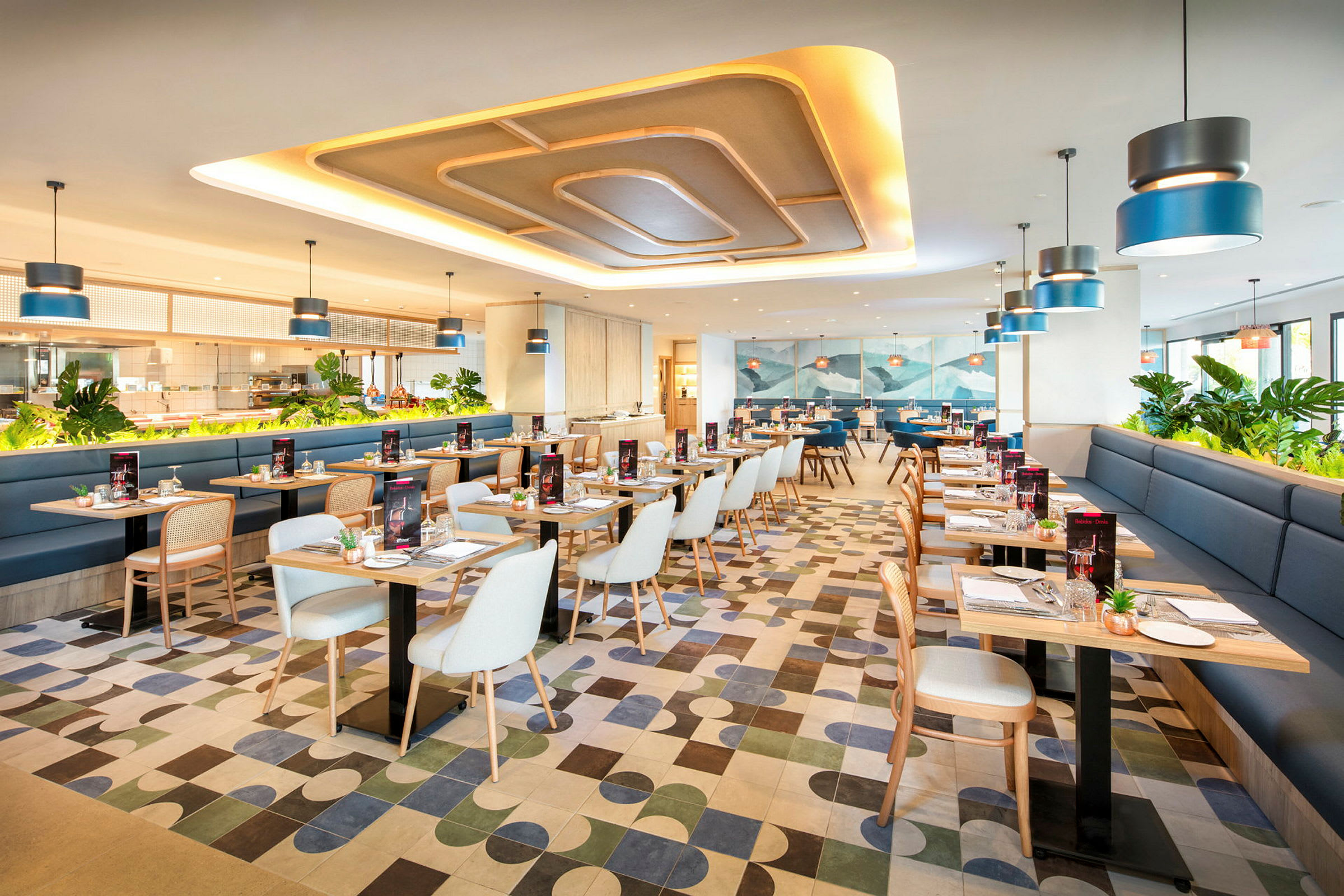 Restaurant med borde, stole og moderne indretning. (AI-genereret tekst)