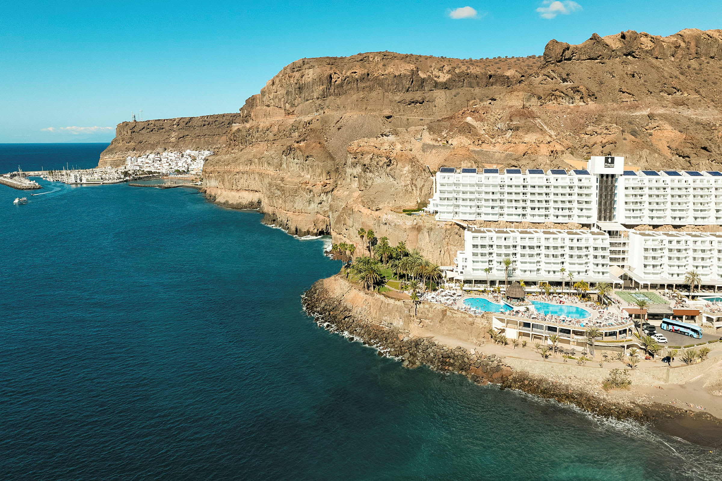 Hotel beliggende ved klipper ved kysten med udsigt over havet. (AI-genereret tekst)