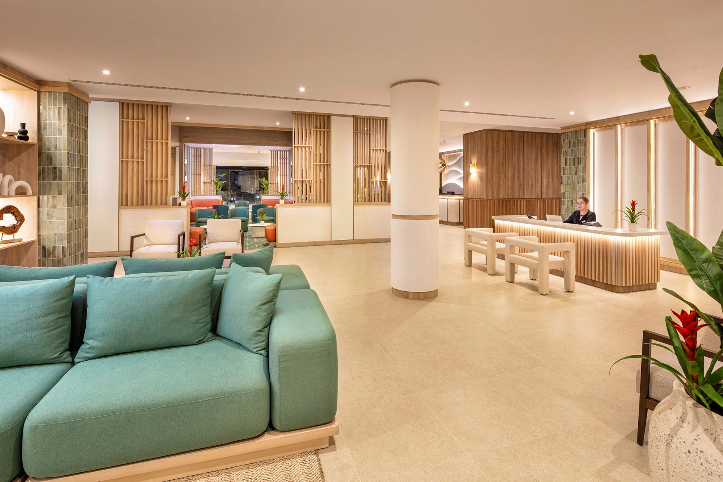 En moderne hotellobby med siddegrupper og en receptionsdisk. (AI-genereret tekst)