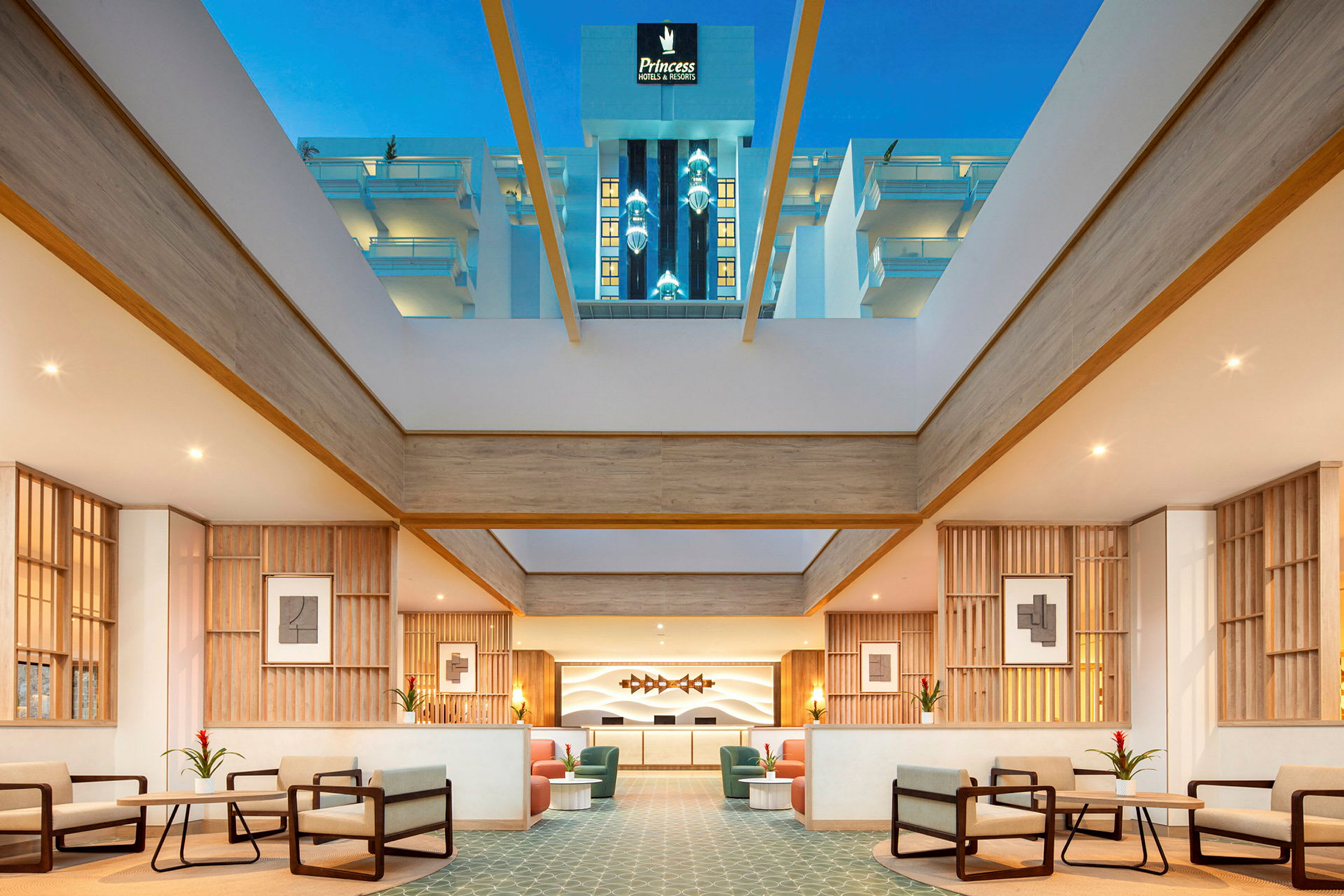 Lobby med siddegrupper og en reception, moderne design med lyse farver og trædetaljer. (AI-genereret tekst)