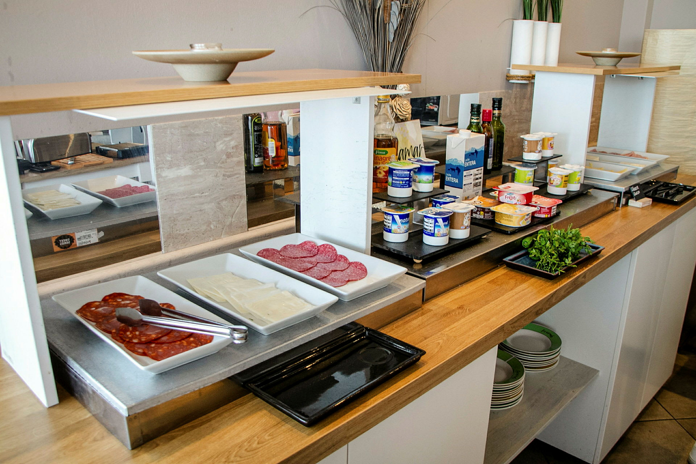 Morgenbuffet med kolde pålæg, yoghurt og grøntsager. (AI-genereret tekst)