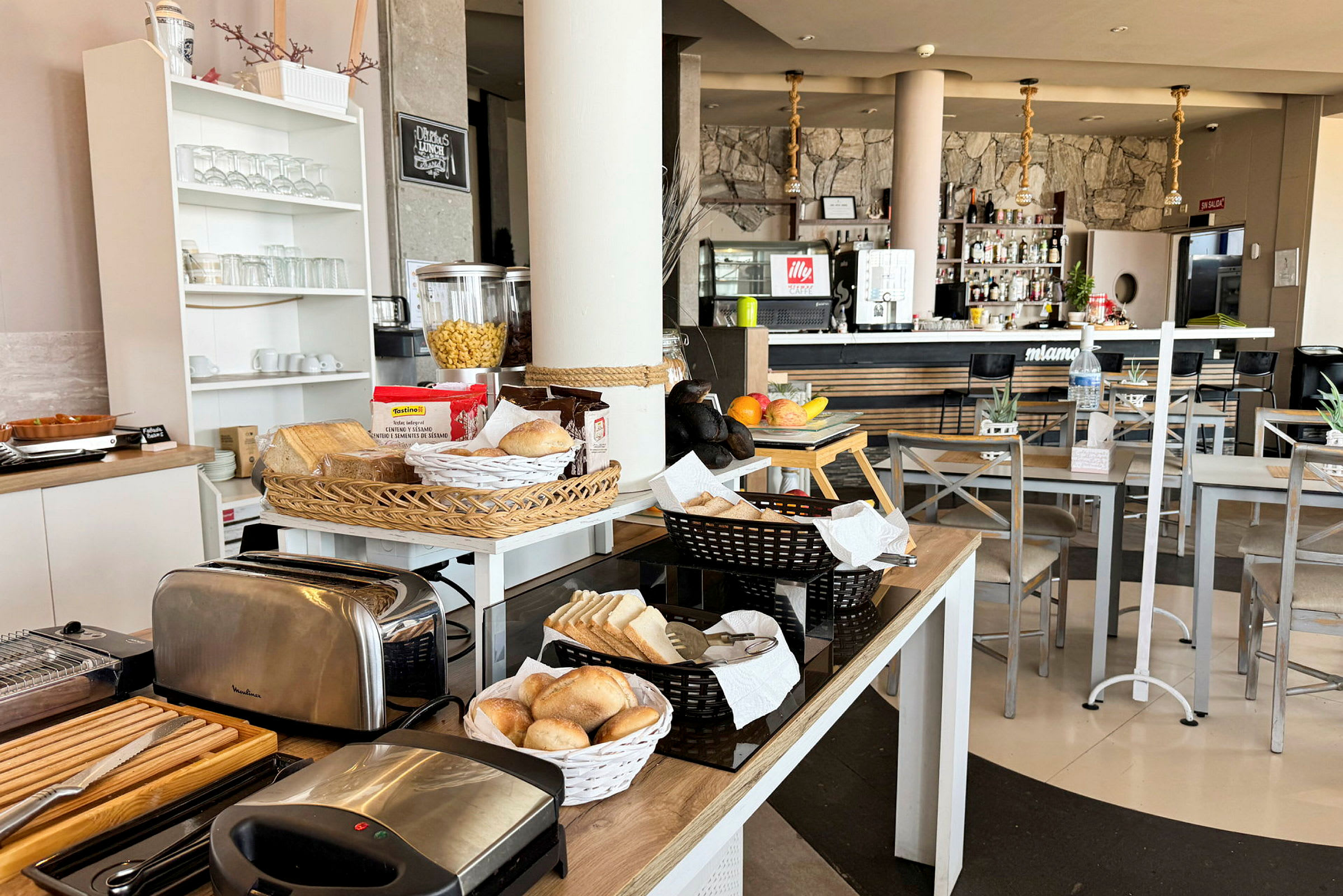 Morgenmadsbuffet med brød og brødrister i en lys cafeteriaomgivelse. (AI-genereret tekst)