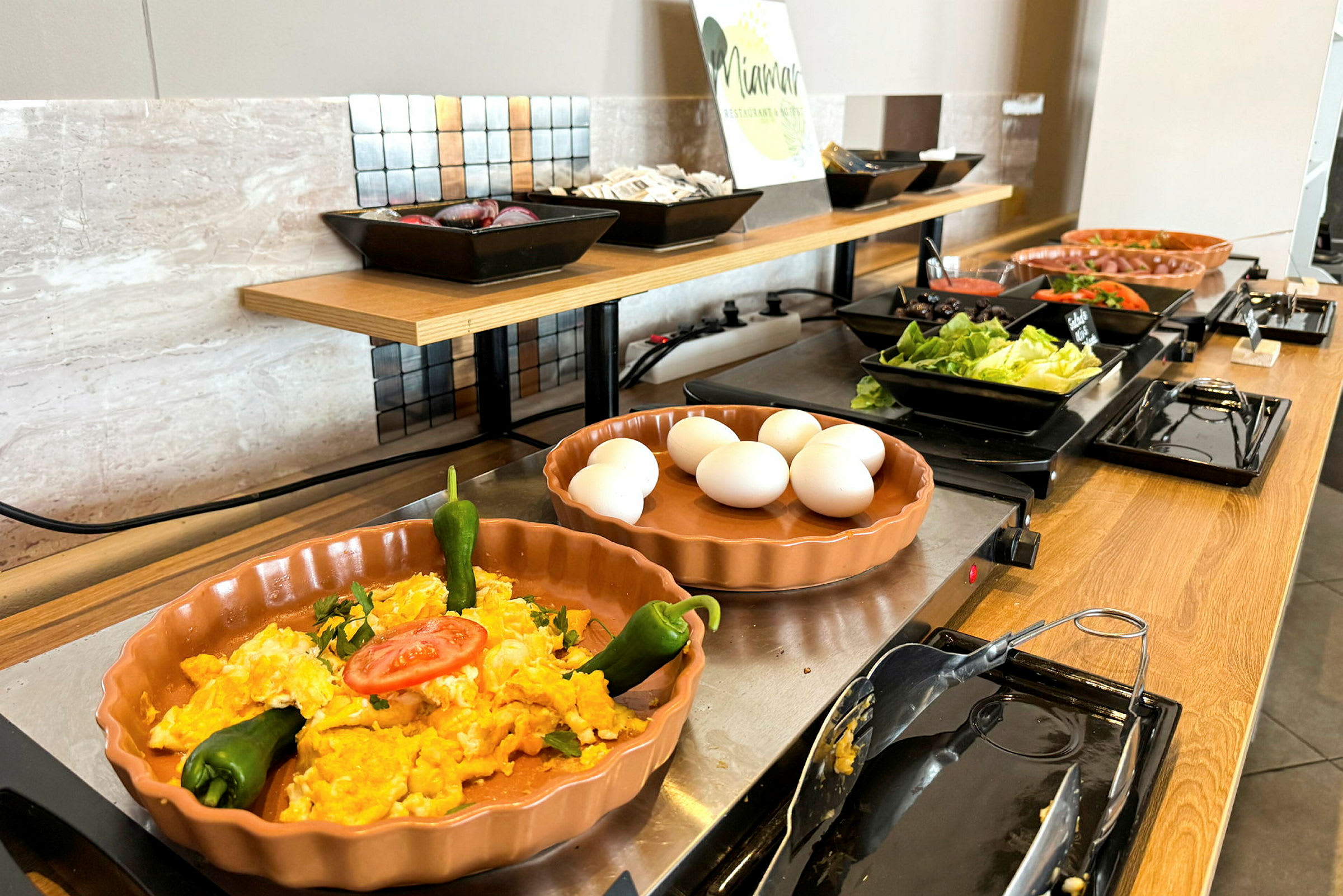 Buffet med æg, grøntsager og salatingredienser. (AI-genereret tekst)