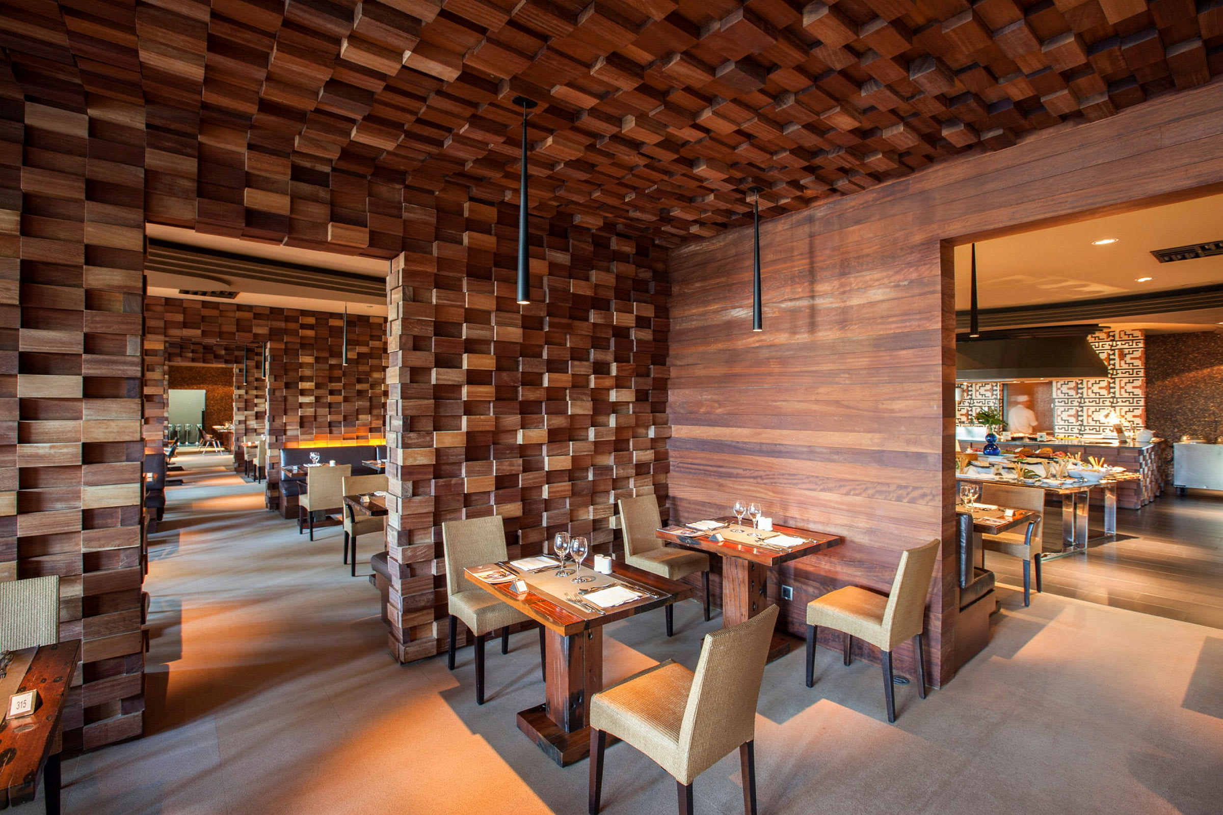 En restaurant med elegant træinteriør, små borde og stole. Varme lys og en moderne atmosfære. (AI-genereret tekst)