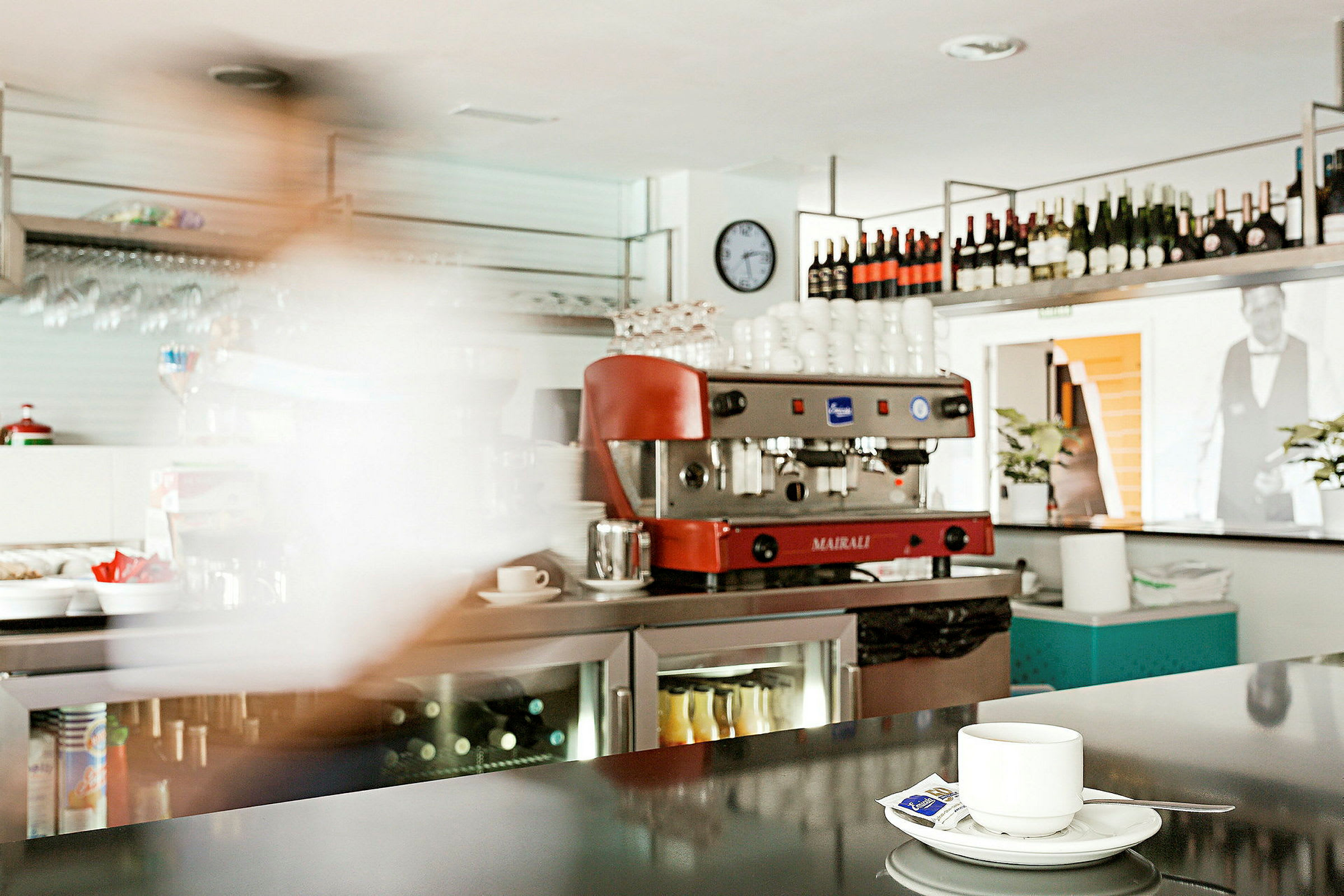 En kaffekop på en mørk bordplade i en café. (AI-genereret tekst)