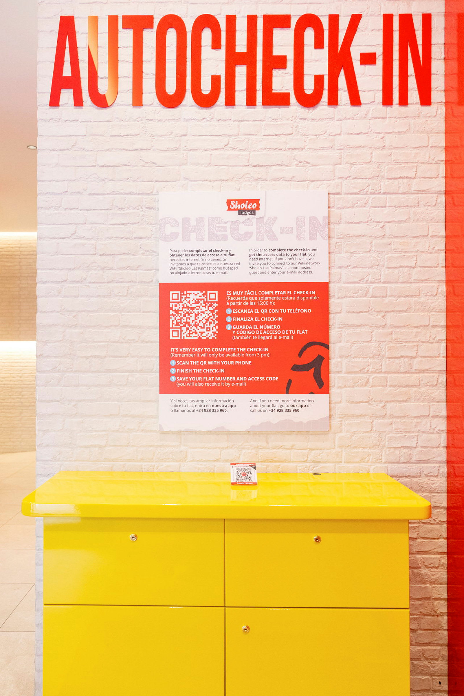 Billede af en væg med teksten 'Autocheck-in', en informationsplakat med QR-kode til check-in og en gul bænk. (AI-genereret tekst)