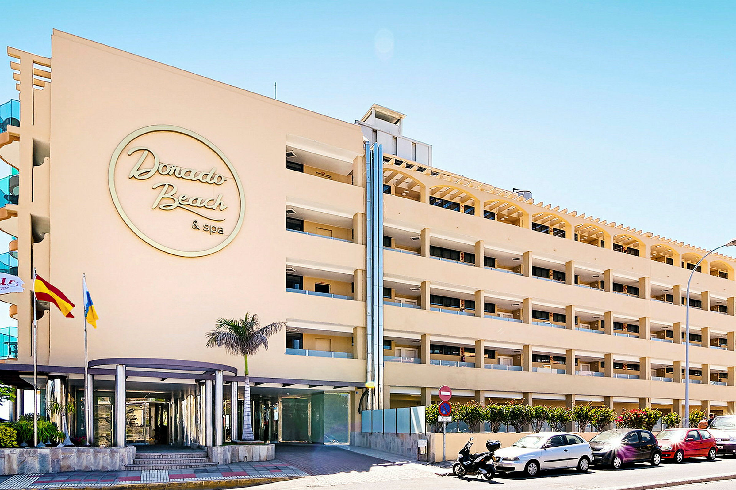 Hotellet Dorado Beach & Spa med dets facade og indgang. (AI-genereret tekst)